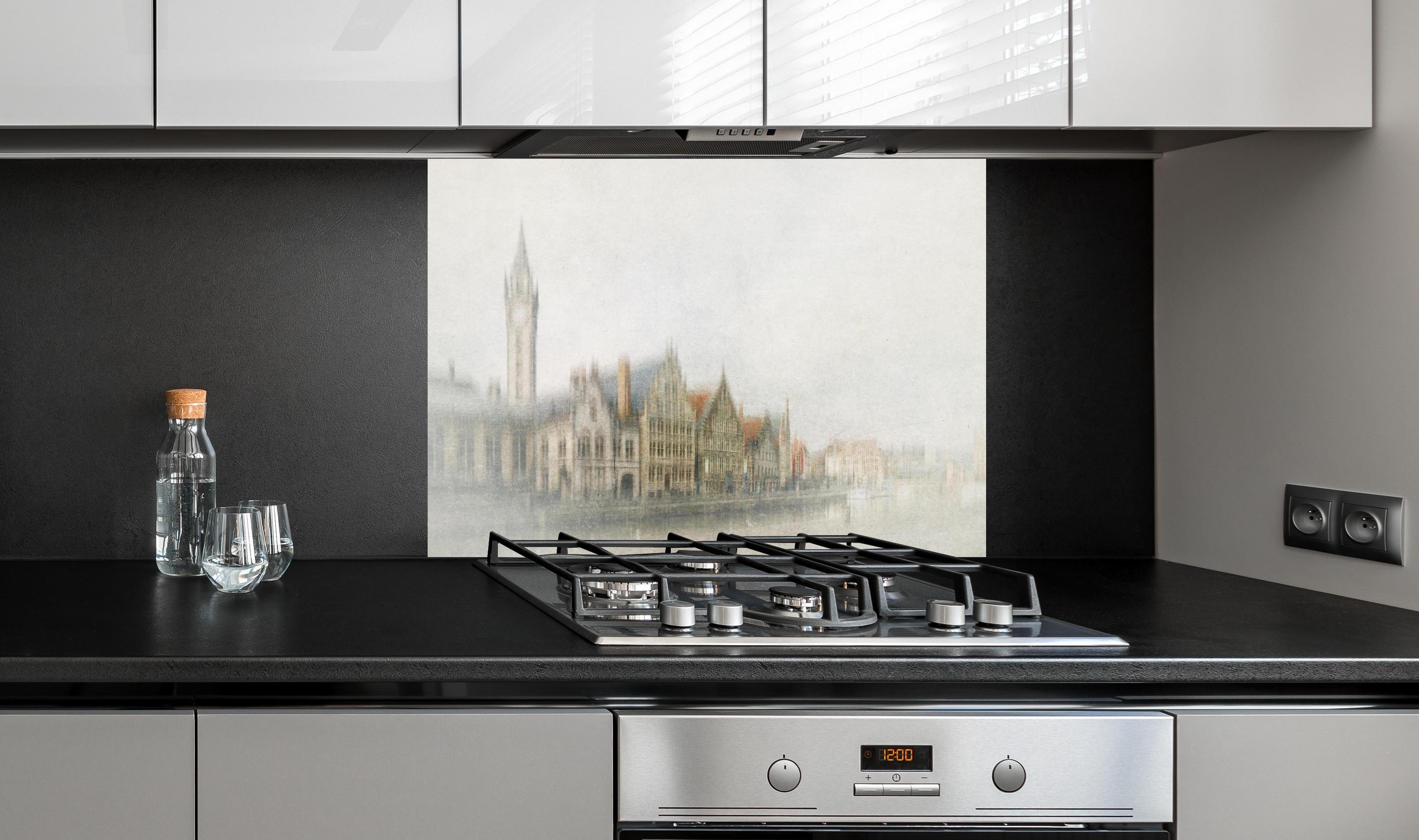 Spritzschutz - Helle Stadtansicht Gent mit Fluss hinter einem Cerankochfeld zwischen Holz-Kochutensilien