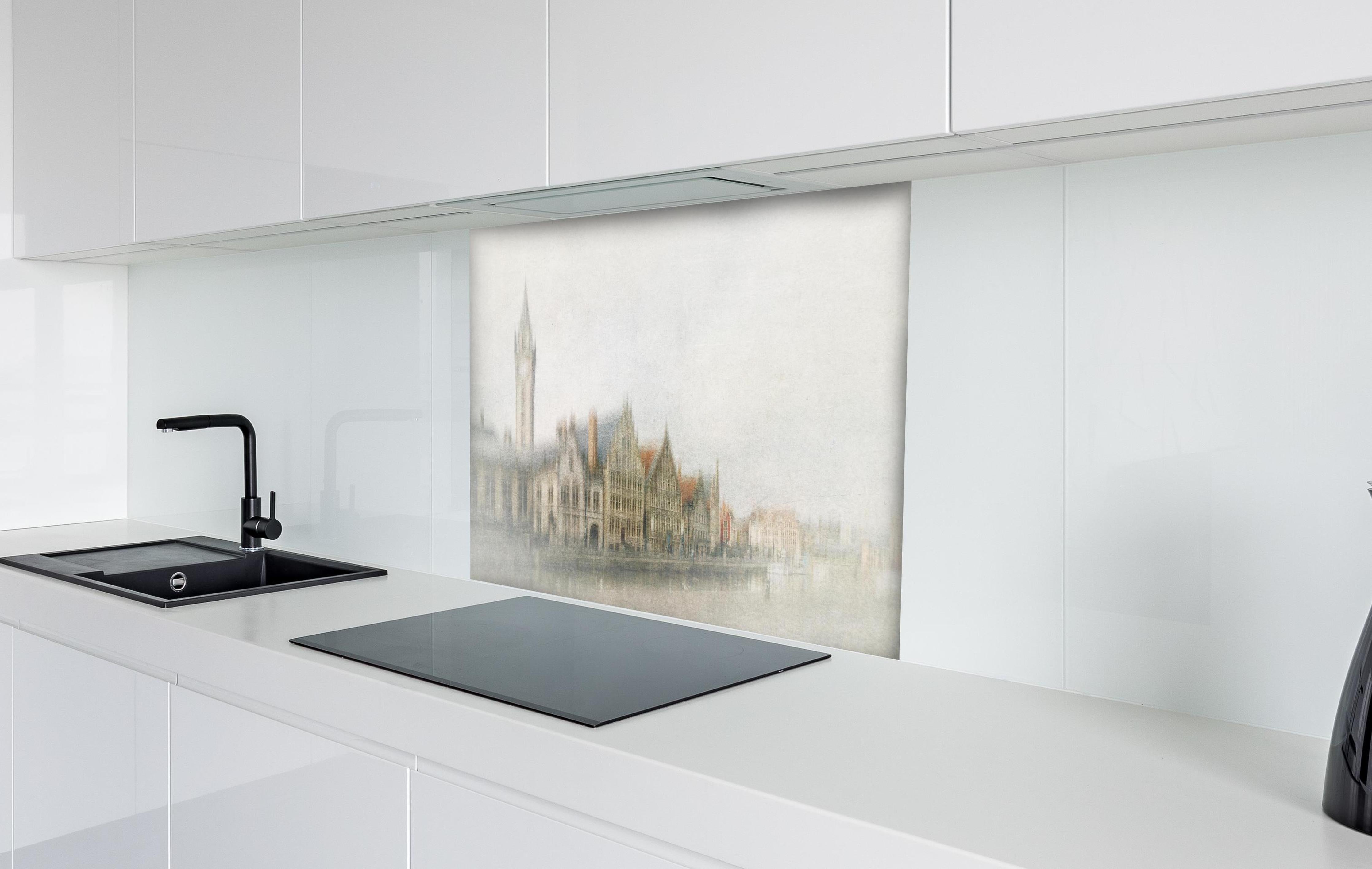 Spritzschutz - Helle Stadtansicht Gent mit Fluss hinter einem Cerankochfeld zwischen Holz-Kochutensilien