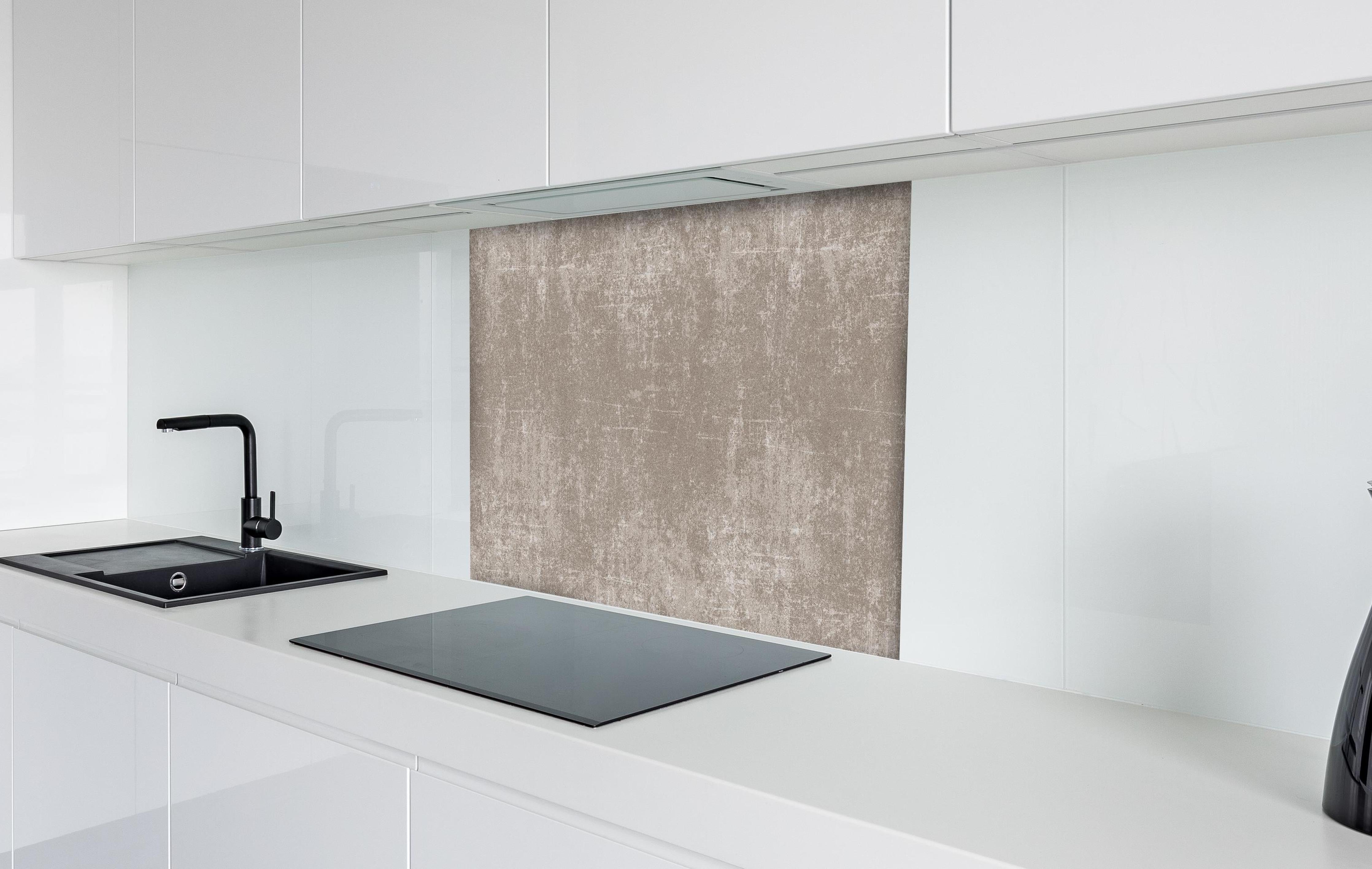 Spritzschutz - Heller Zementhintergrund hinter einem Cerankochfeld zwischen Holz-Kochutensilien