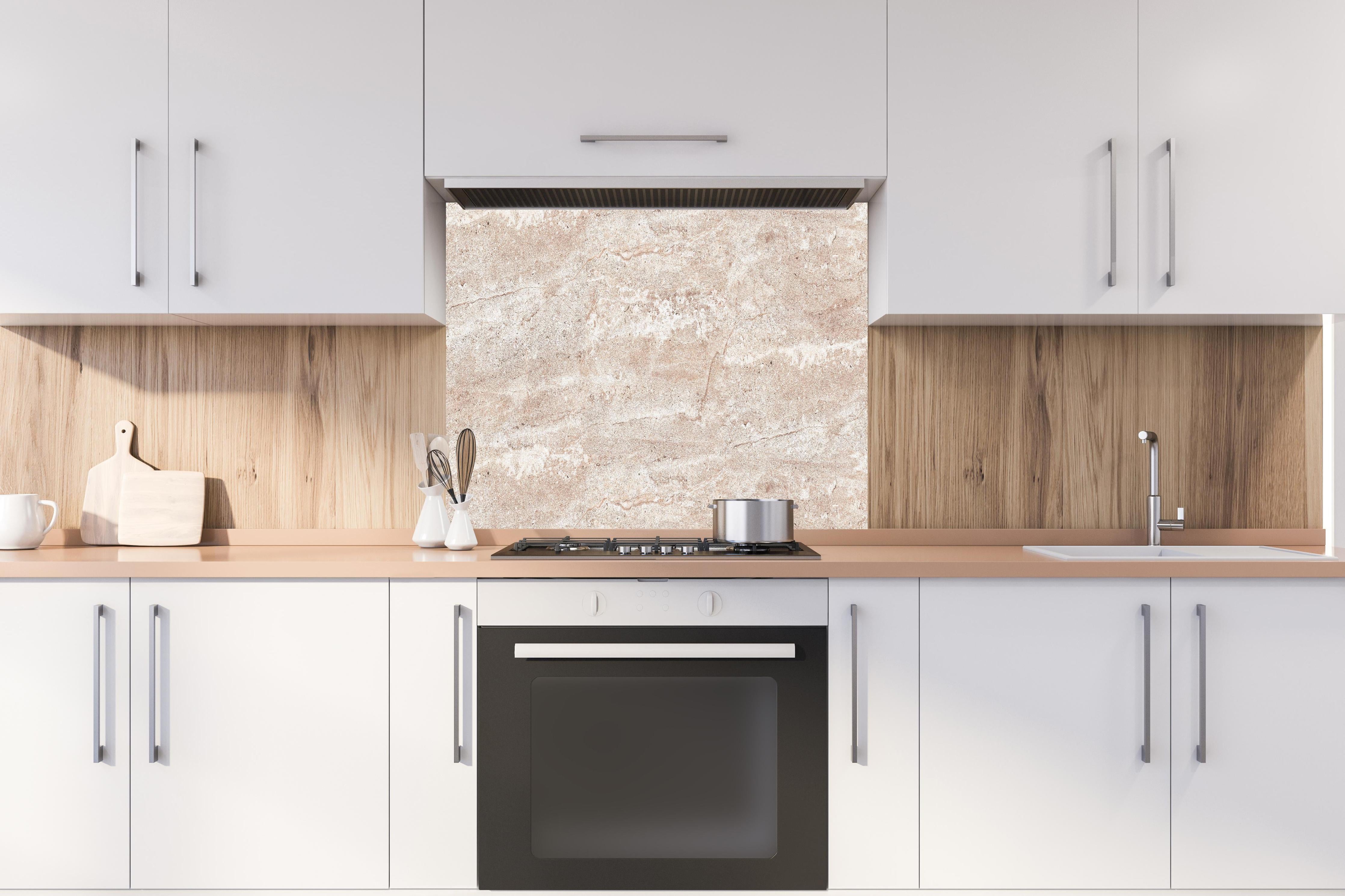 Spritzschutz - Heller rostiger Marmor hinter einem Cerankochfeld zwischen Holz-Kochutensilien