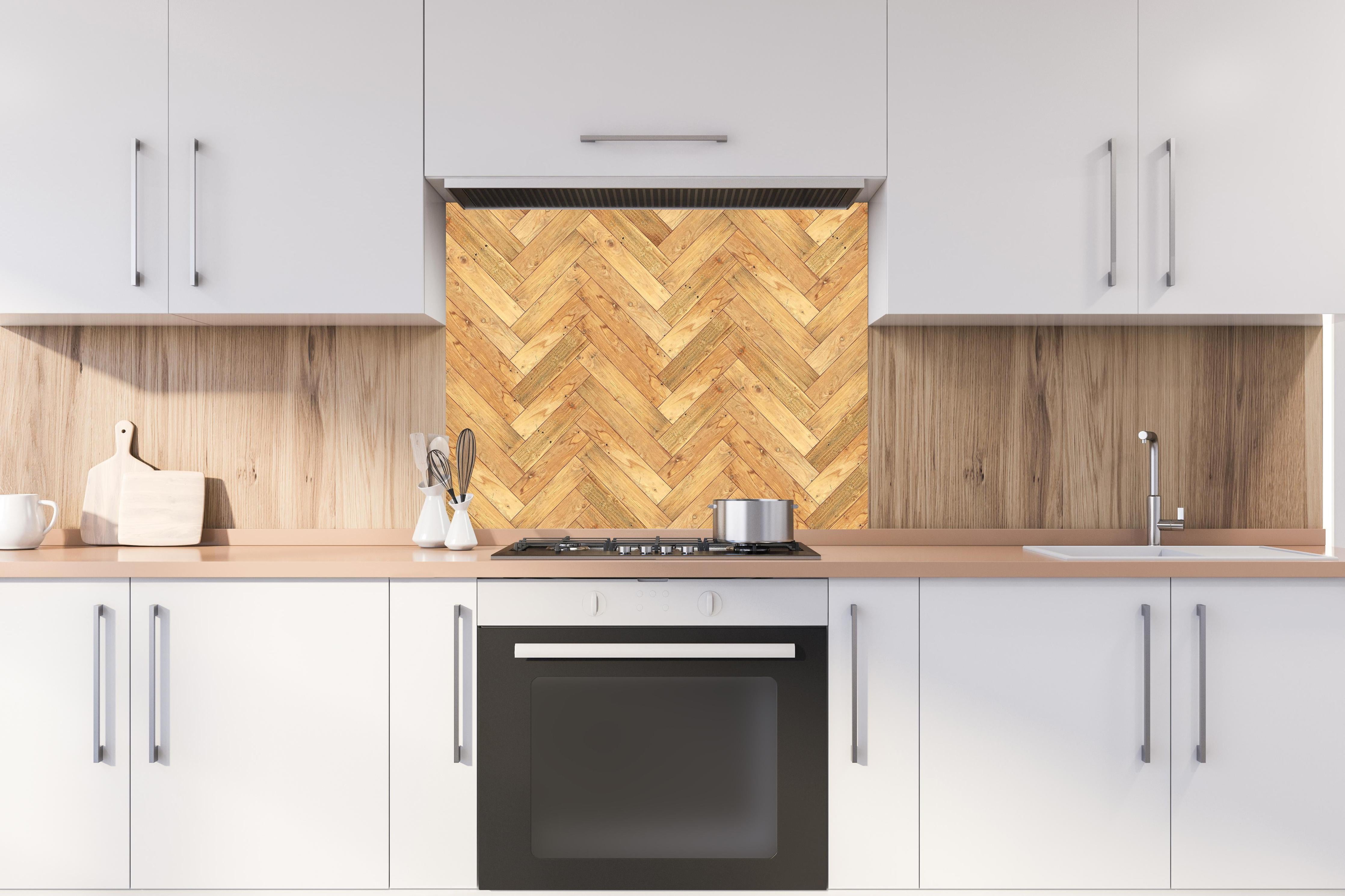 Spritzschutz - Helles Holzbrett Muster hinter einem Cerankochfeld zwischen Holz-Kochutensilien