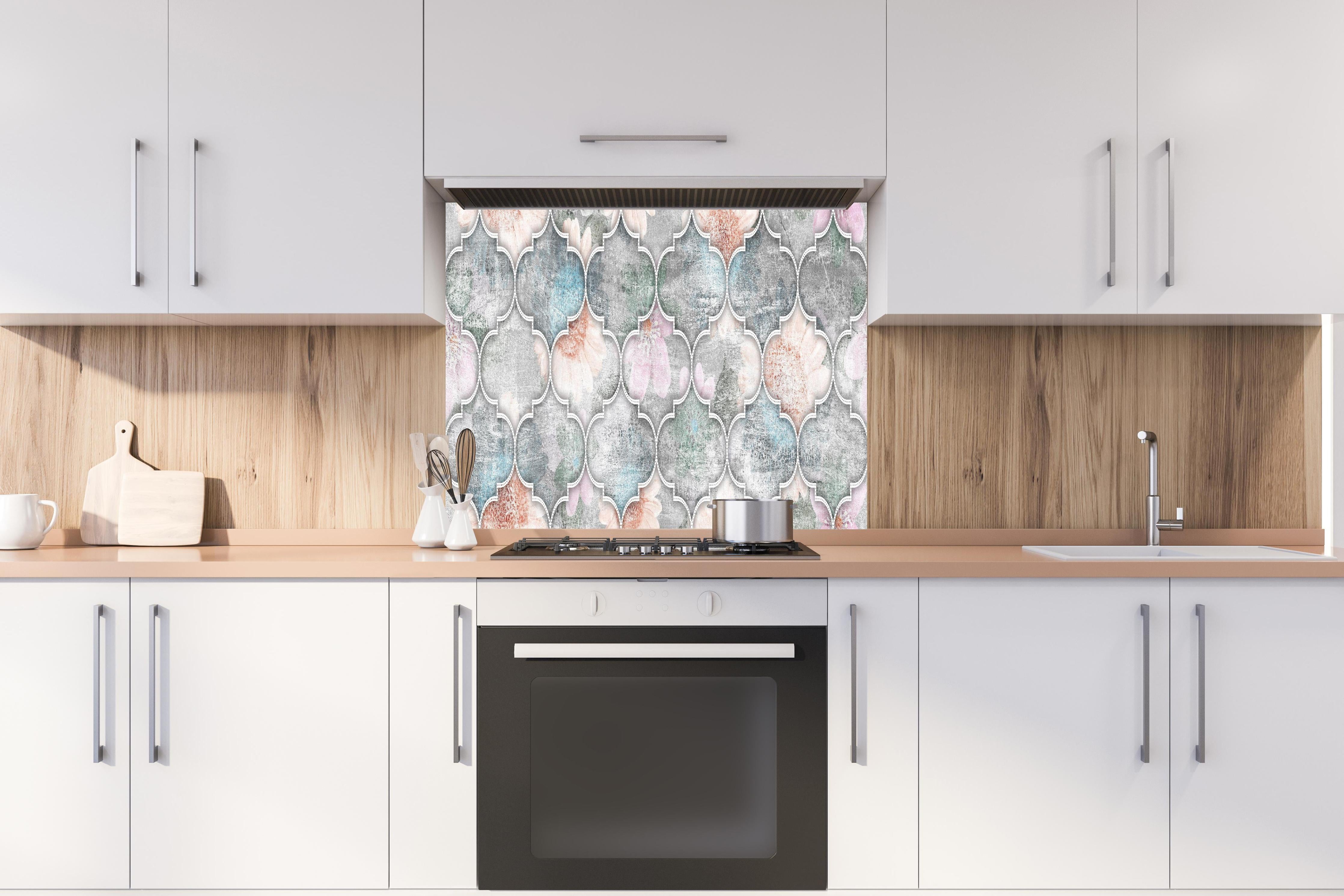 Spritzschutz - Helles Kunstmuster - Floral hinter einem Cerankochfeld zwischen Holz-Kochutensilien