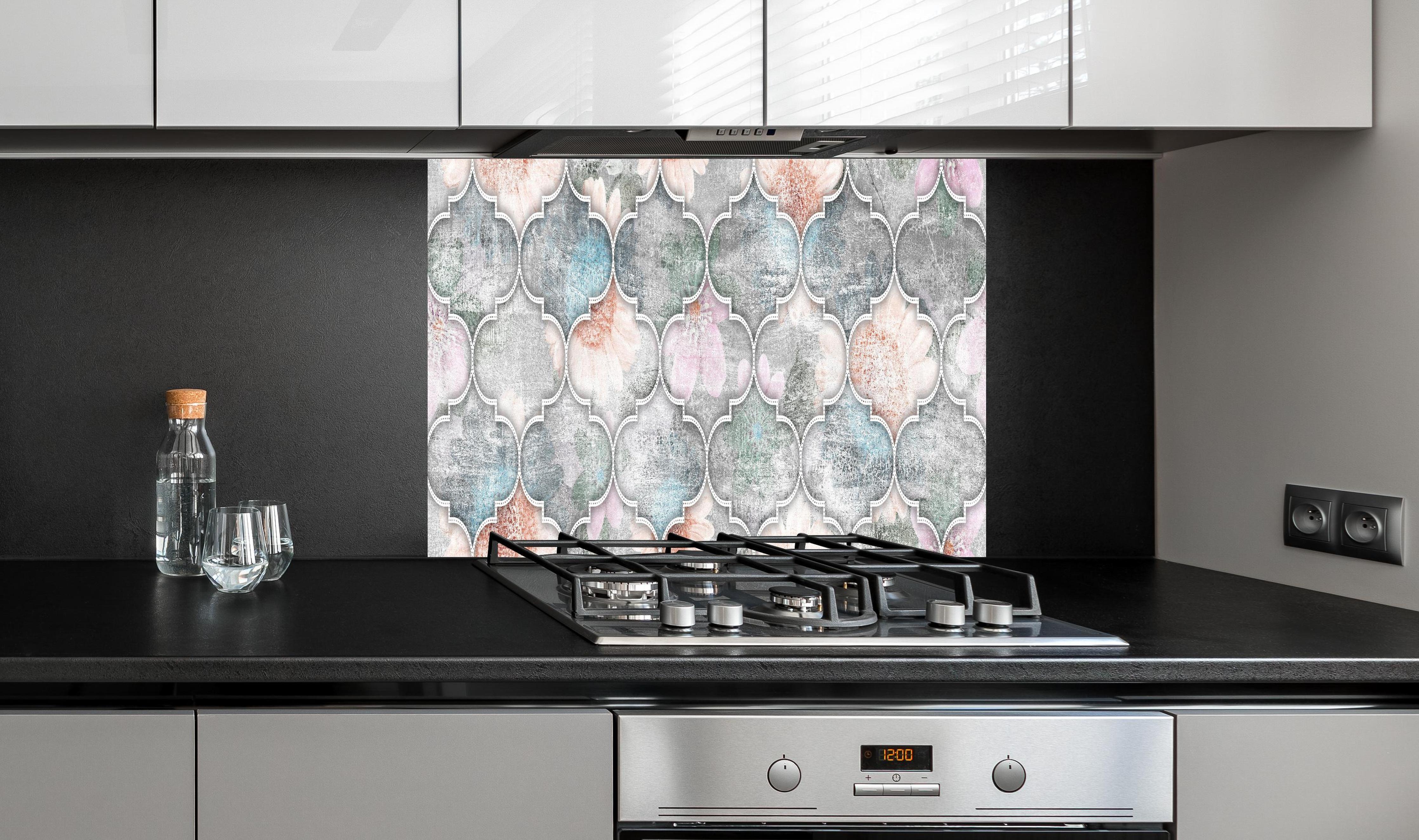 Spritzschutz - Helles Kunstmuster - Floral hinter einem Cerankochfeld zwischen Holz-Kochutensilien