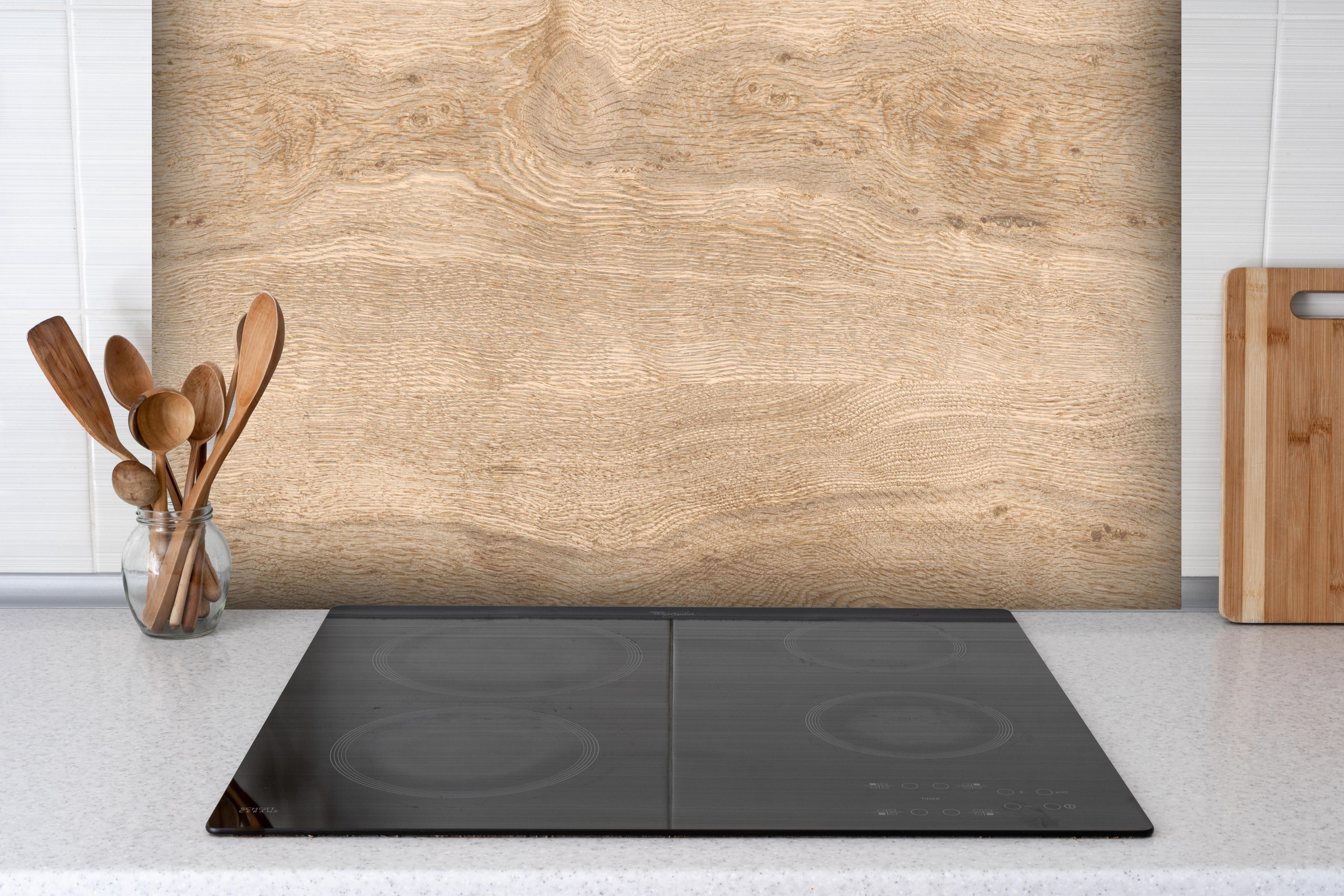 Spritzschutz - Helles trockenes Holz hinter einem Cerankochfeld zwischen Holz-Kochutensilien