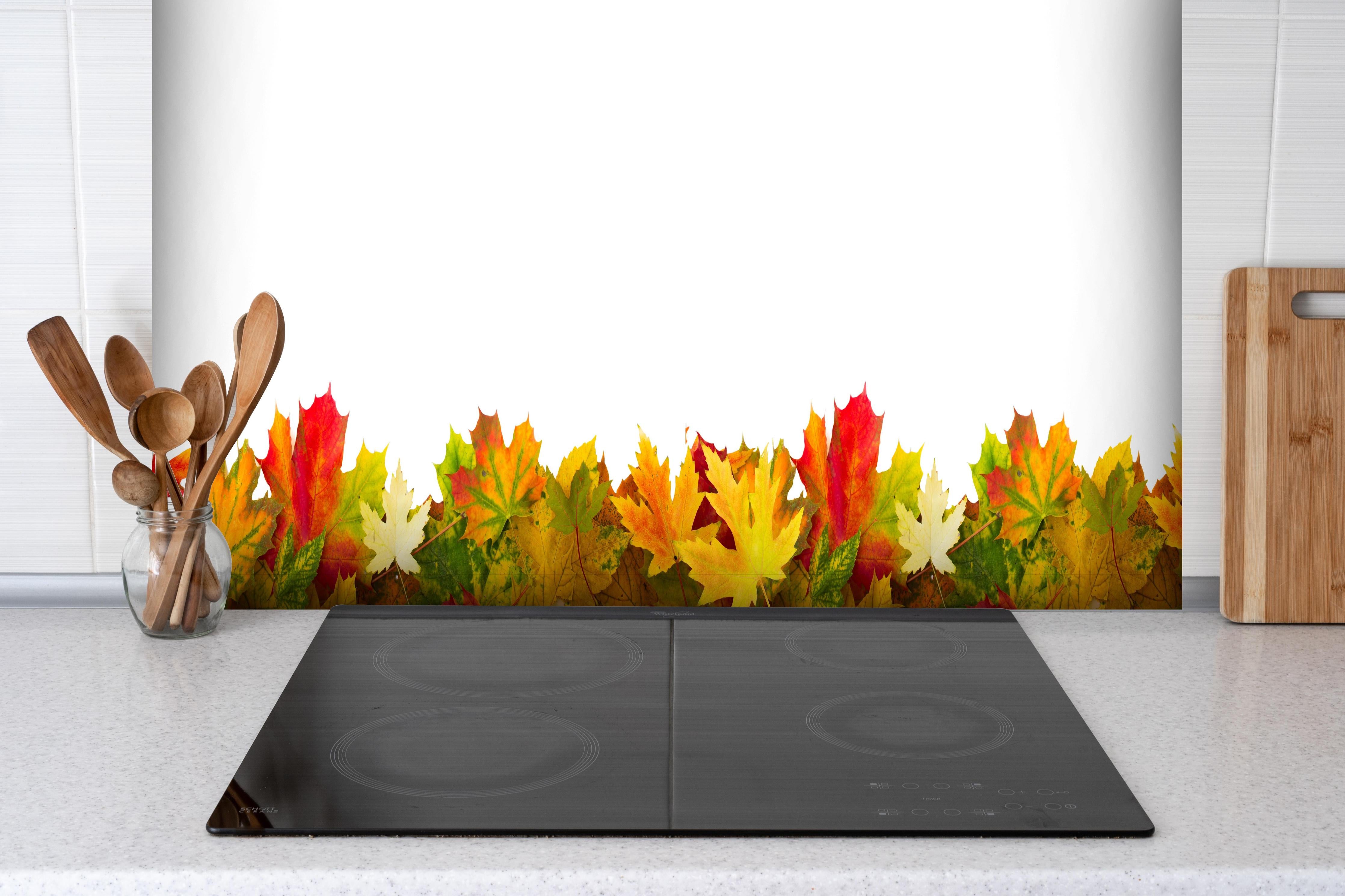 Spritzschutz - Herbst Laub hinter einem Cerankochfeld zwischen Holz-Kochutensilien