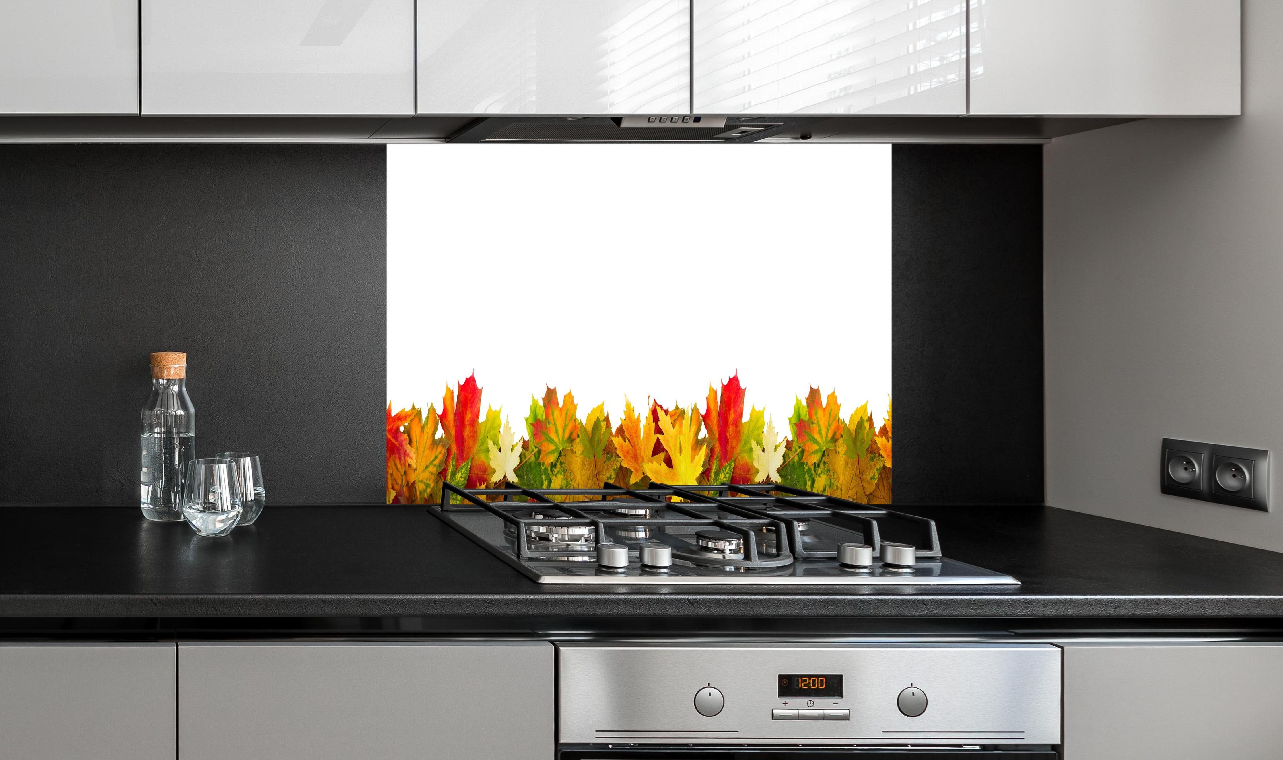 Spritzschutz - Herbst Laub hinter einem Cerankochfeld zwischen Holz-Kochutensilien