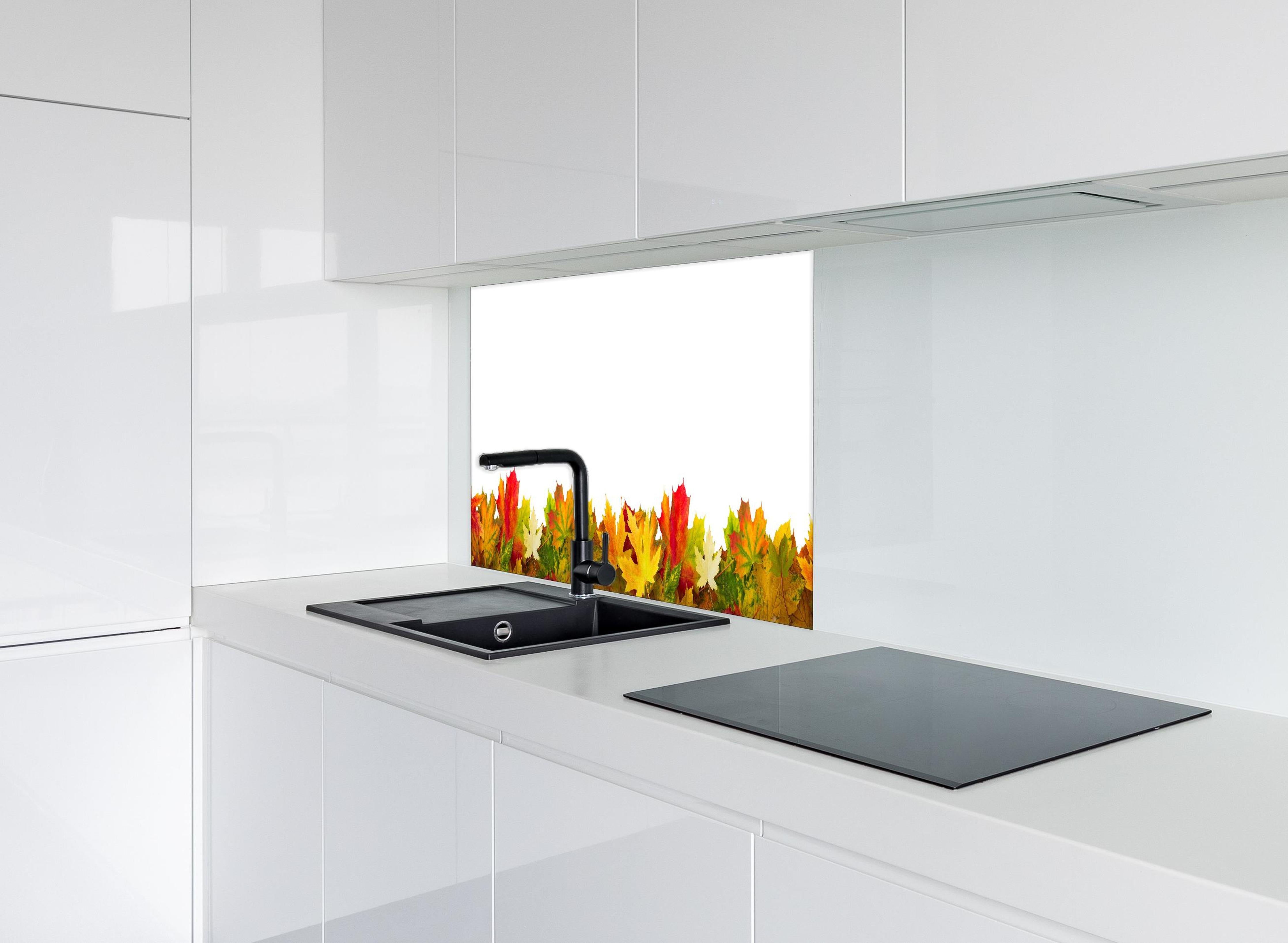 Spritzschutz - Herbst Laub hinter einem Cerankochfeld zwischen Holz-Kochutensilien