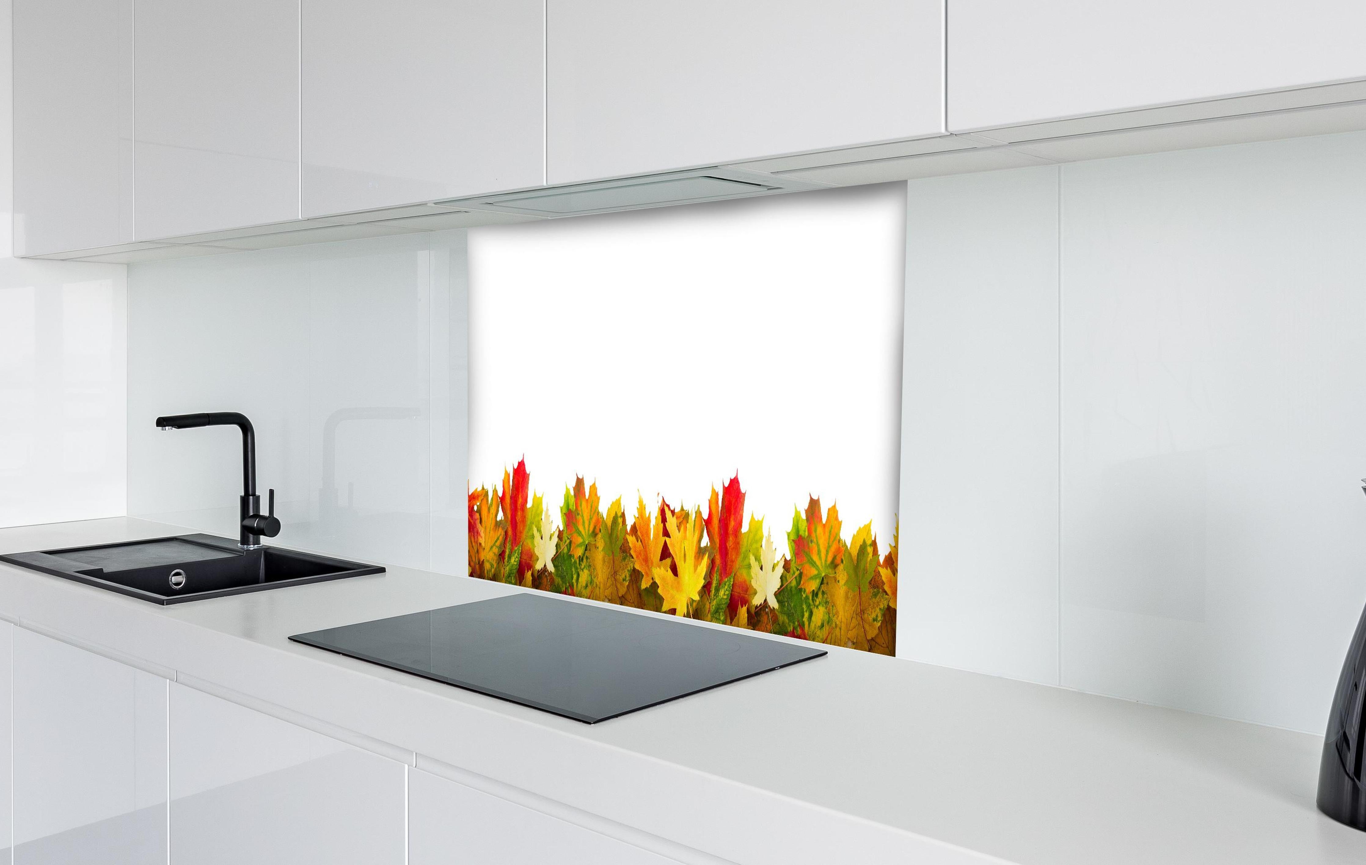 Spritzschutz - Herbst Laub hinter einem Cerankochfeld zwischen Holz-Kochutensilien