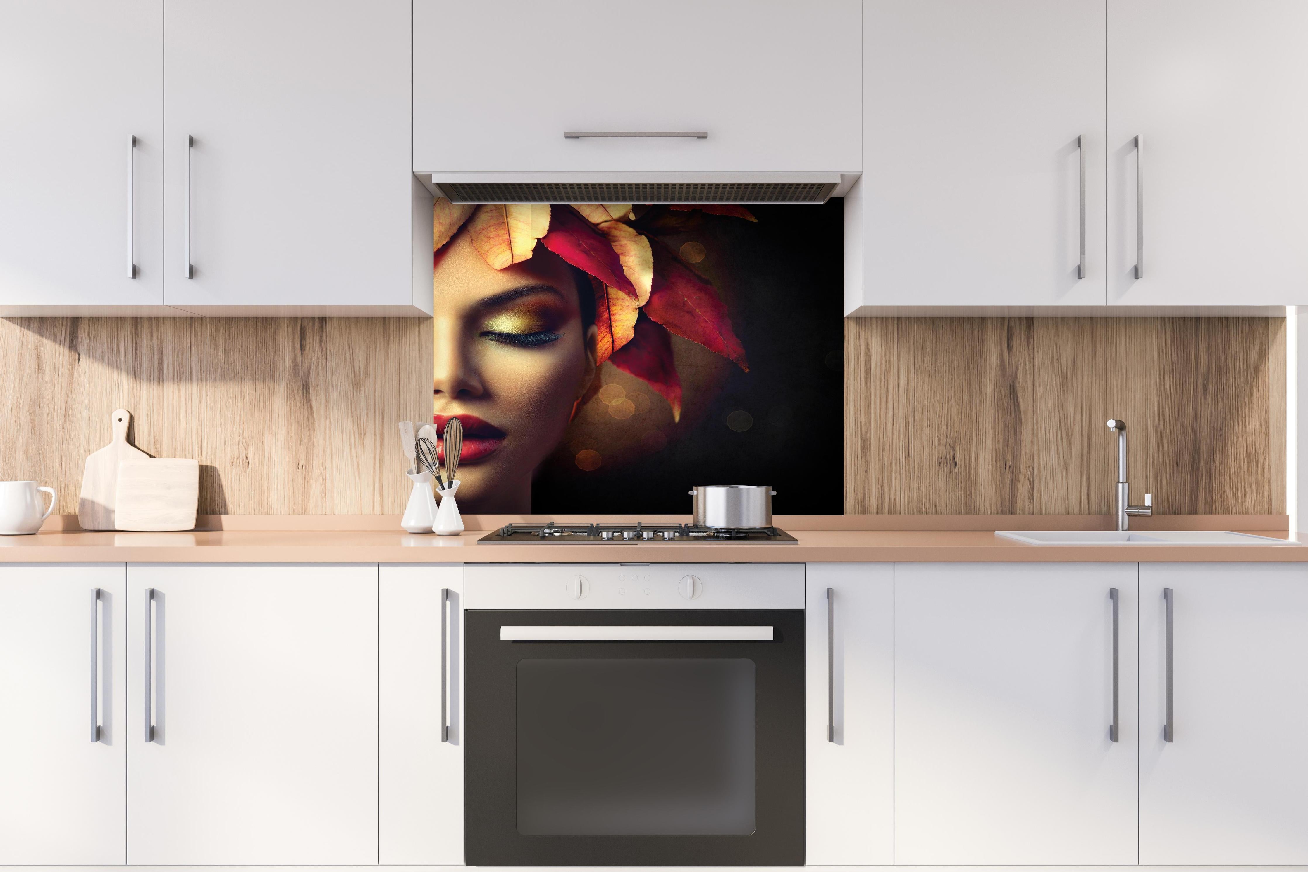 Spritzschutz - Herbstblätter Frisur auf dunklem Hintergrund hinter einem Cerankochfeld zwischen Holz-Kochutensilien