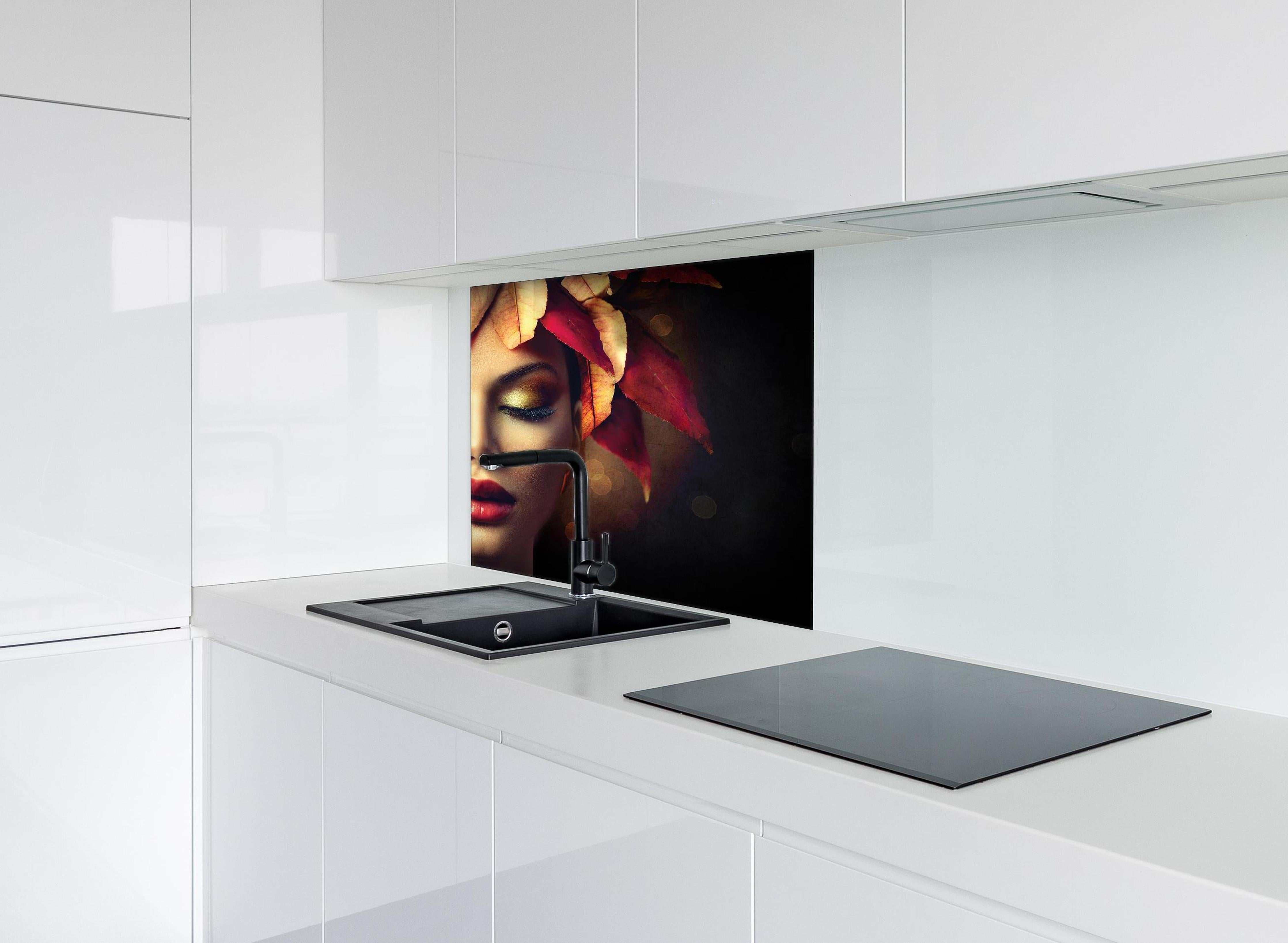 Spritzschutz - Herbstblätter Frisur auf dunklem Hintergrund hinter einem Cerankochfeld zwischen Holz-Kochutensilien