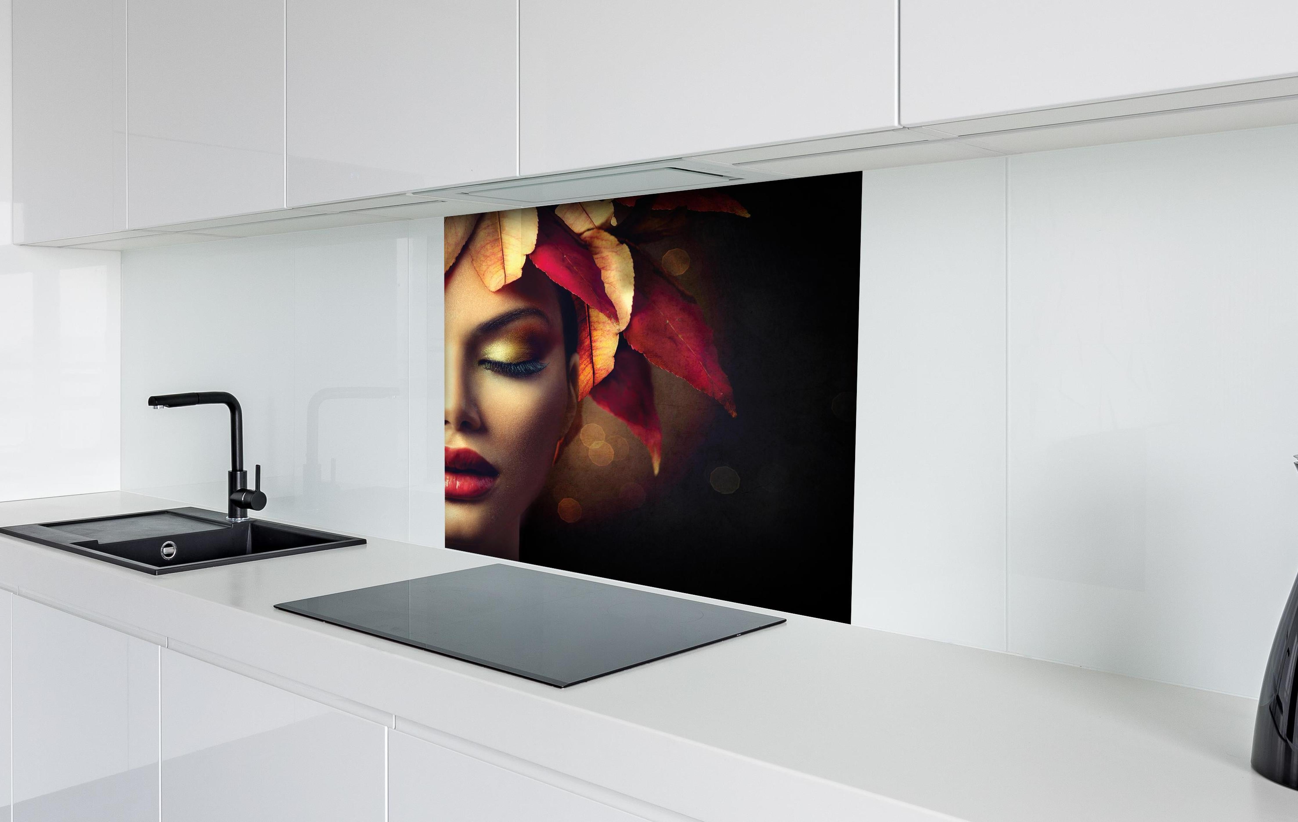 Spritzschutz - Herbstblätter Frisur auf dunklem Hintergrund hinter einem Cerankochfeld zwischen Holz-Kochutensilien