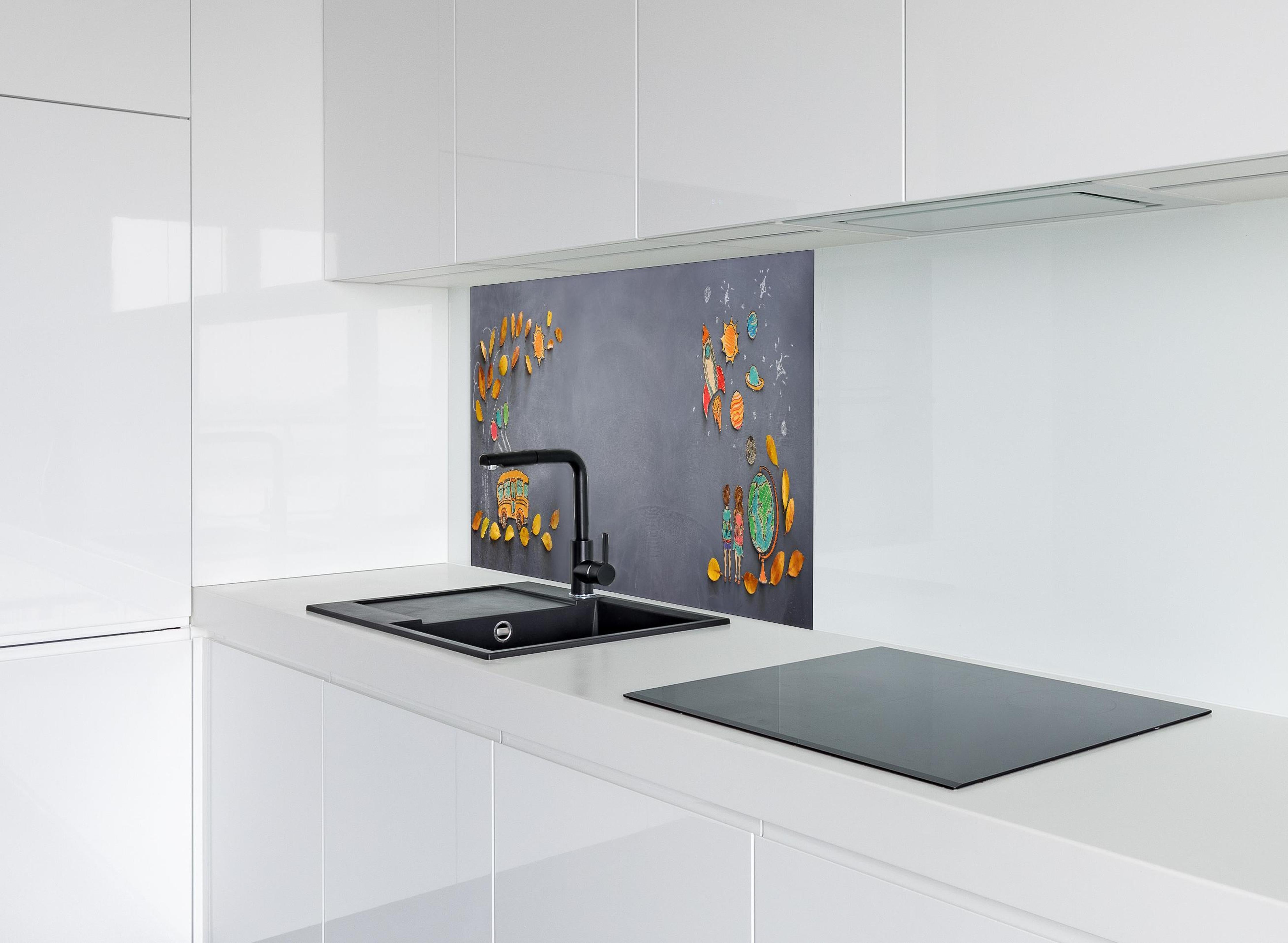 Spritzschutz - Herbstleaves und Schulbus auf Tafel hinter einem Cerankochfeld zwischen Holz-Kochutensilien