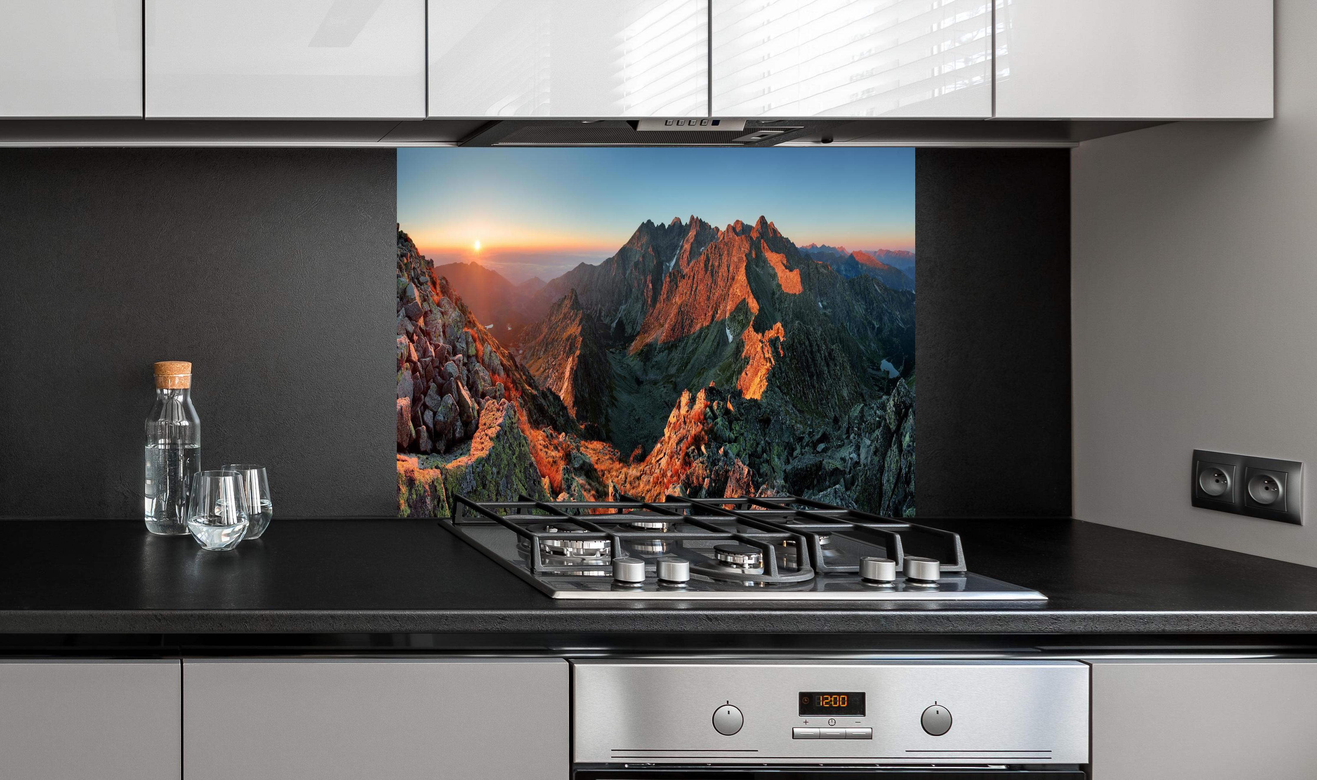 Spritzschutz - Herbstliche Berglandschaft hinter einem Cerankochfeld zwischen Holz-Kochutensilien