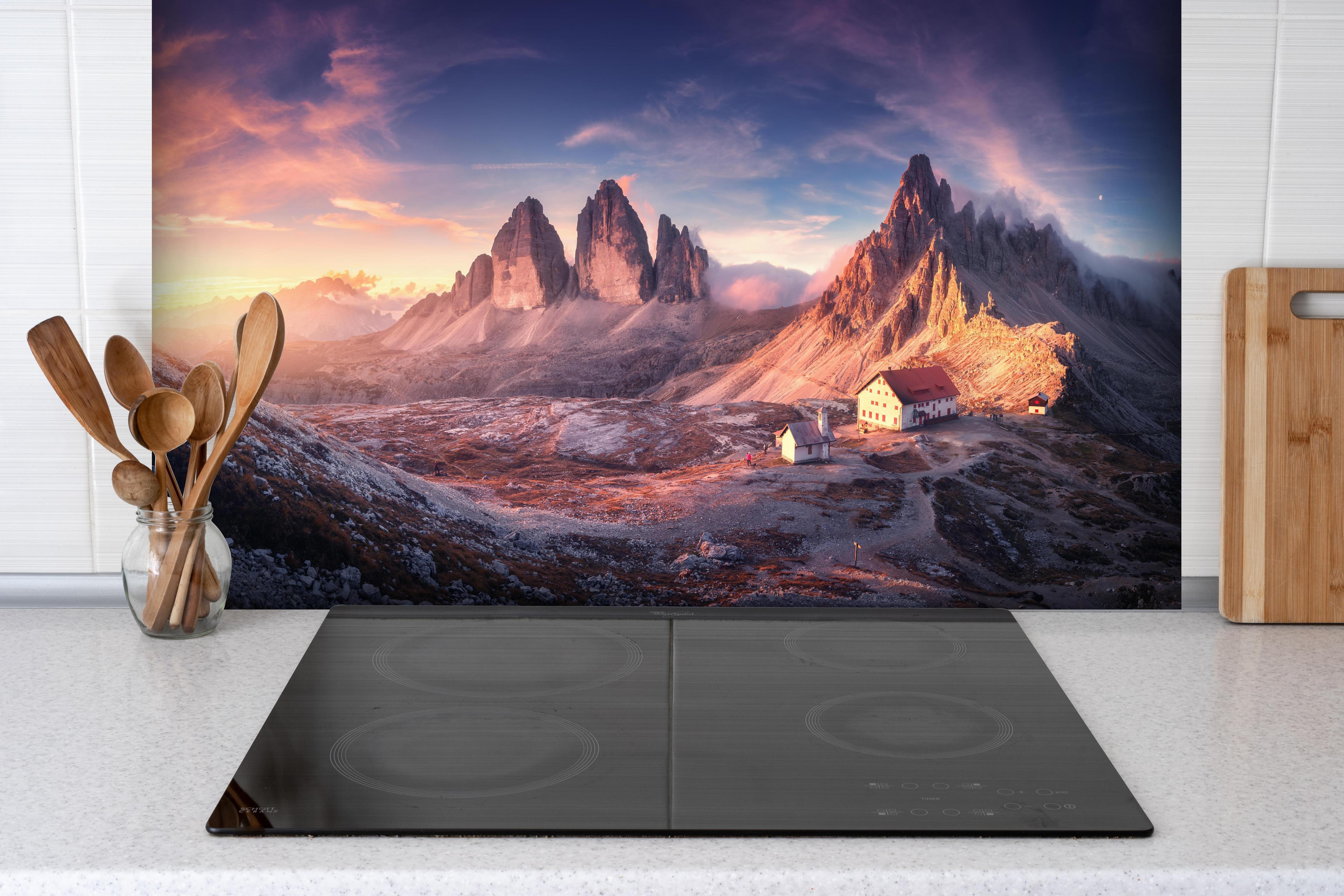 Spritzschutz - Herbstlicher Blick auf ein Bergtal hinter einem Cerankochfeld zwischen Holz-Kochutensilien