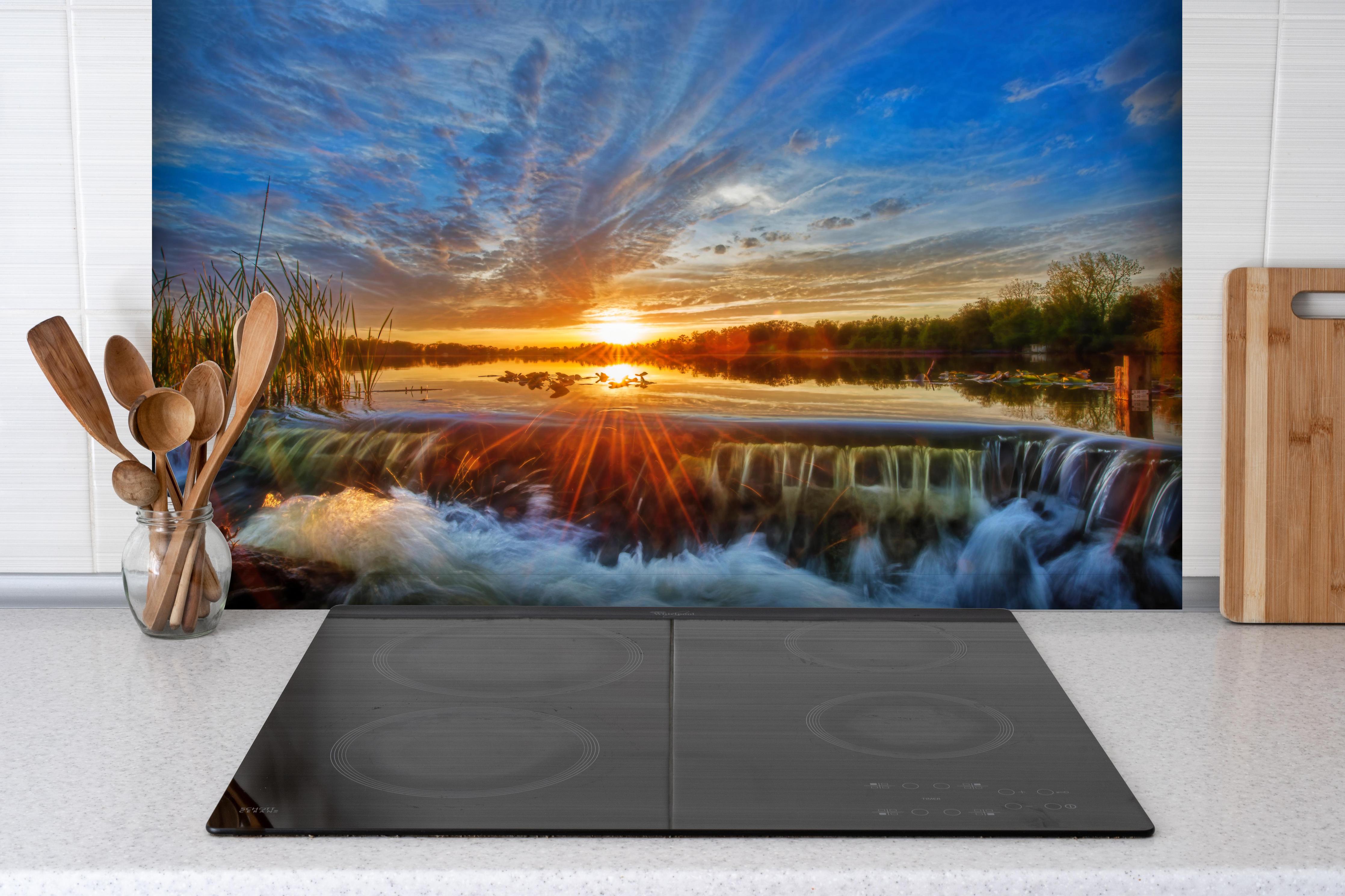 Spritzschutz - Herbstlicher Sonnenuntergang hinter einem Cerankochfeld zwischen Holz-Kochutensilien