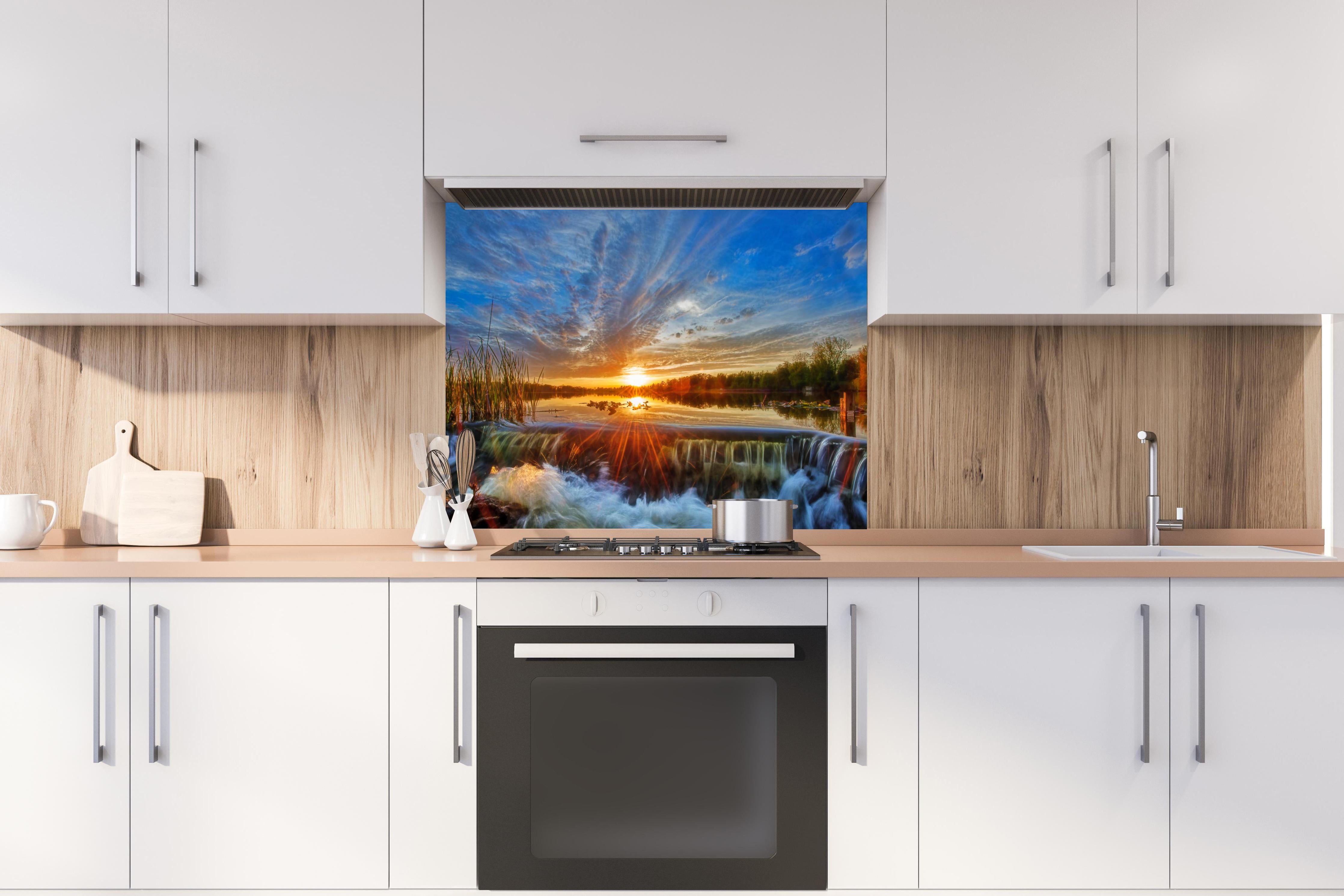 Spritzschutz - Herbstlicher Sonnenuntergang hinter einem Cerankochfeld zwischen Holz-Kochutensilien