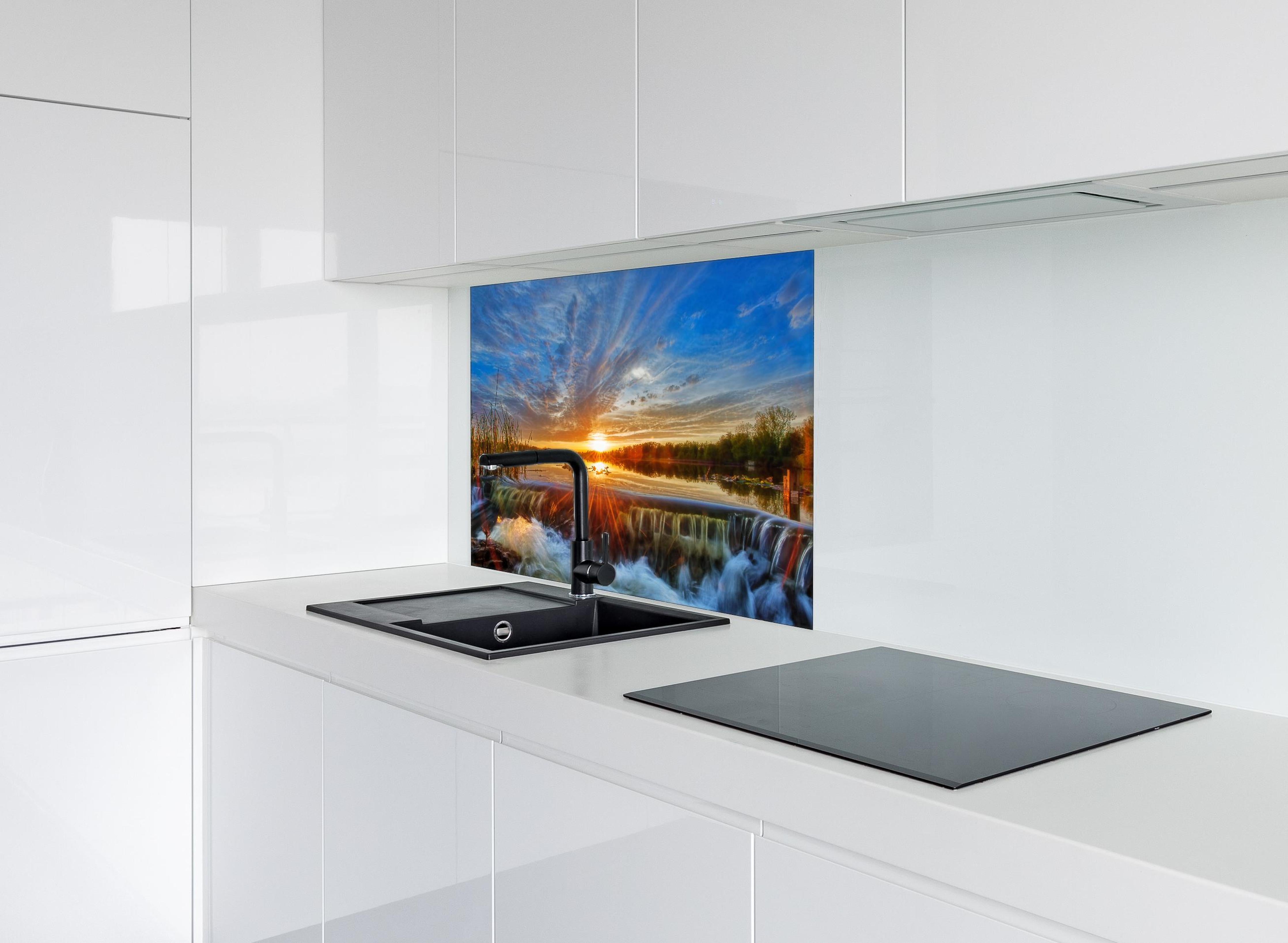 Spritzschutz - Herbstlicher Sonnenuntergang hinter einem Cerankochfeld zwischen Holz-Kochutensilien