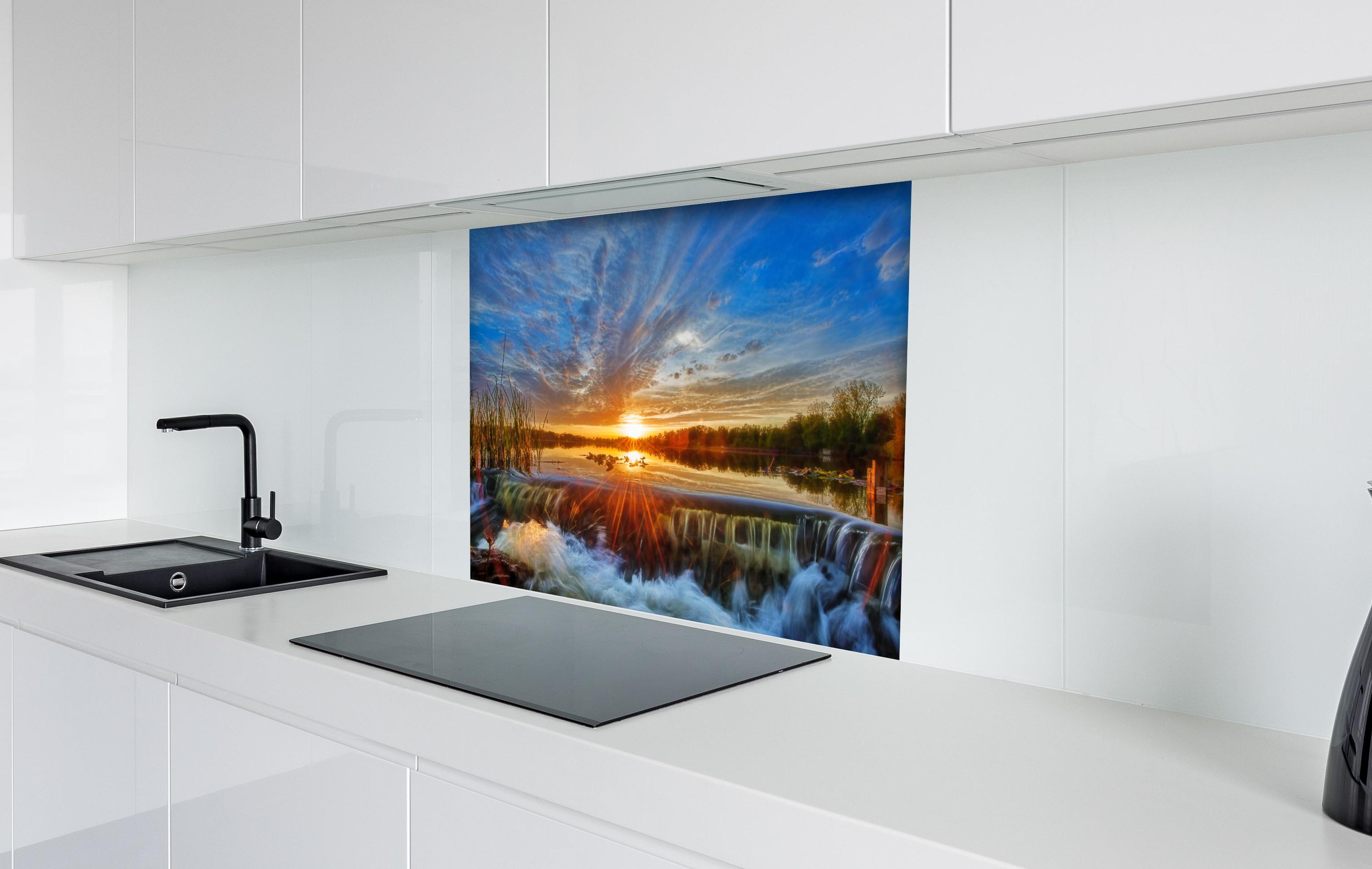 Spritzschutz - Herbstlicher Sonnenuntergang hinter einem Cerankochfeld zwischen Holz-Kochutensilien