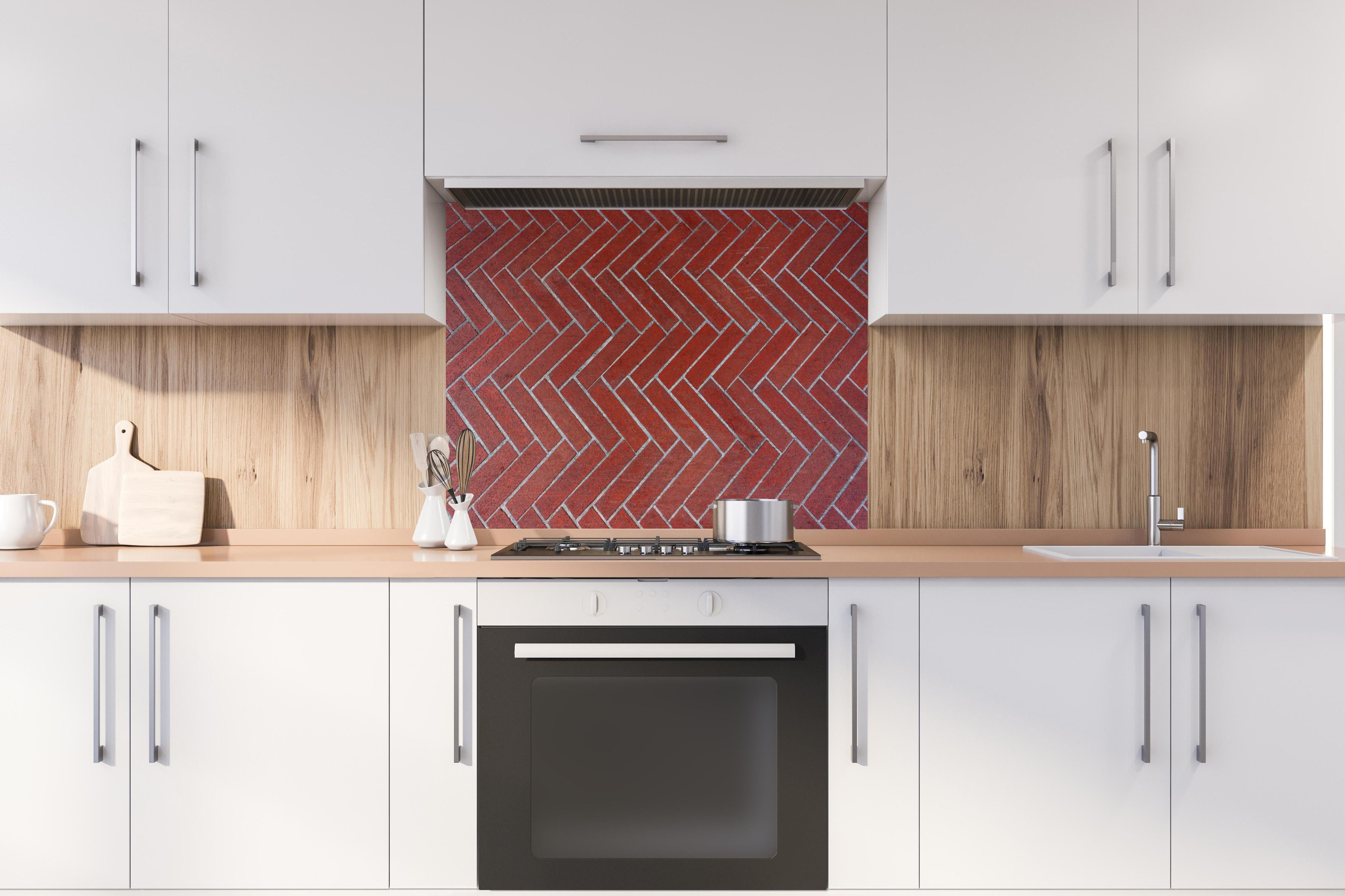 Spritzschutz - Herringbone Pattern Red Outdoor Bricks hinter einem Cerankochfeld zwischen Holz-Kochutensilien