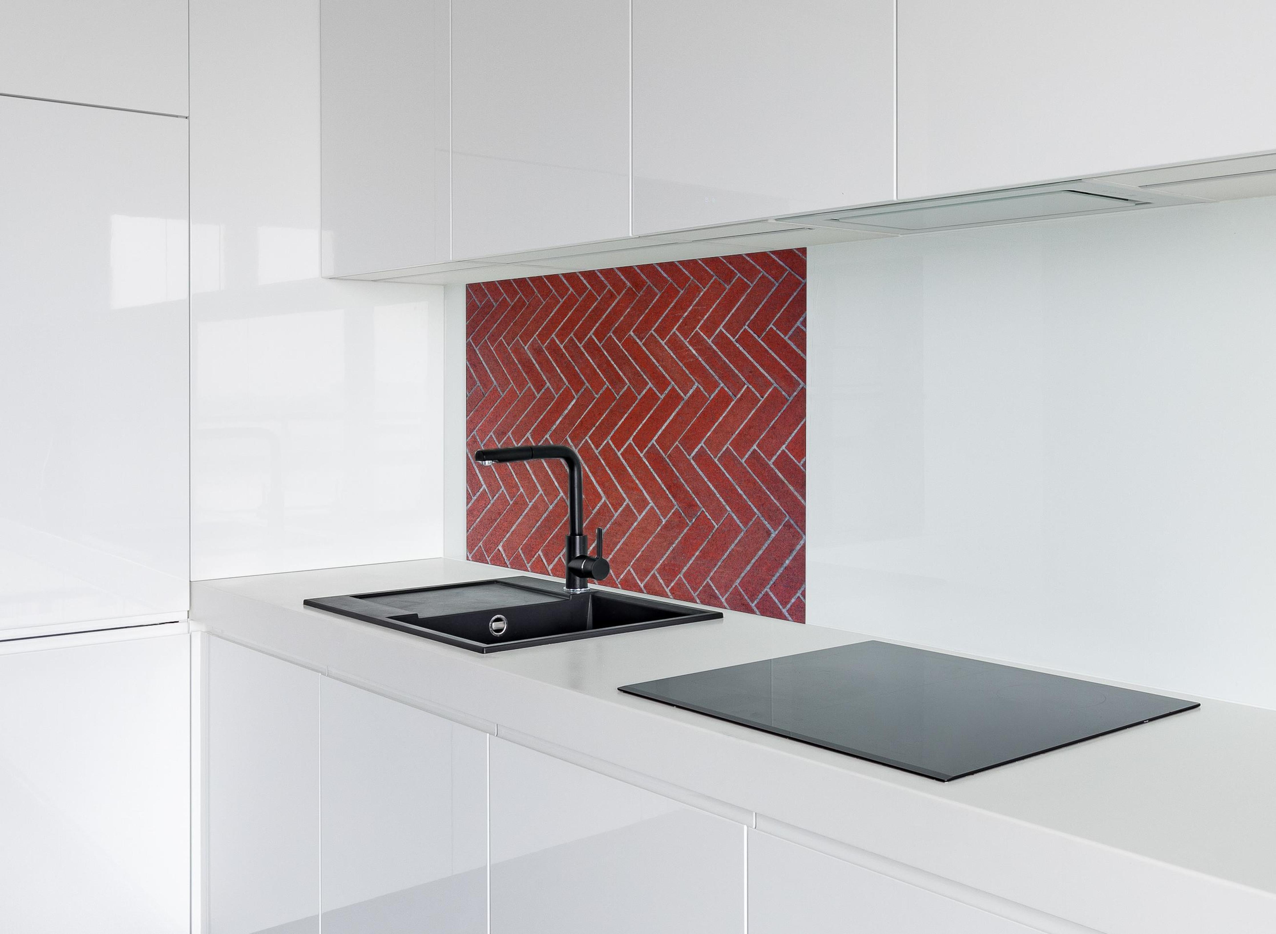 Spritzschutz - Herringbone Pattern Red Outdoor Bricks hinter einem Cerankochfeld zwischen Holz-Kochutensilien