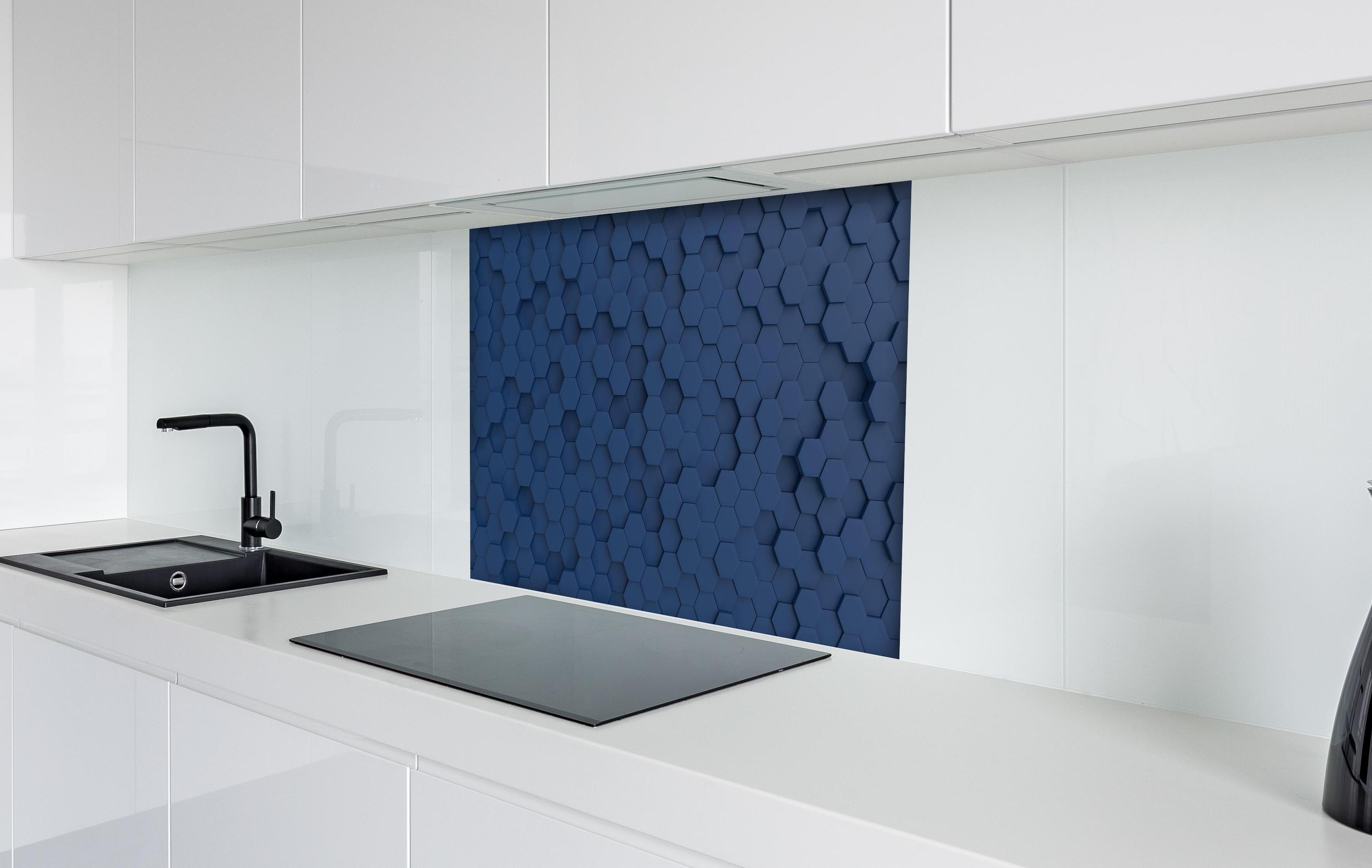 Spritzschutz - Hexagonale dunkelblaue Struktur 3D Textur hinter einem Cerankochfeld zwischen Holz-Kochutensilien