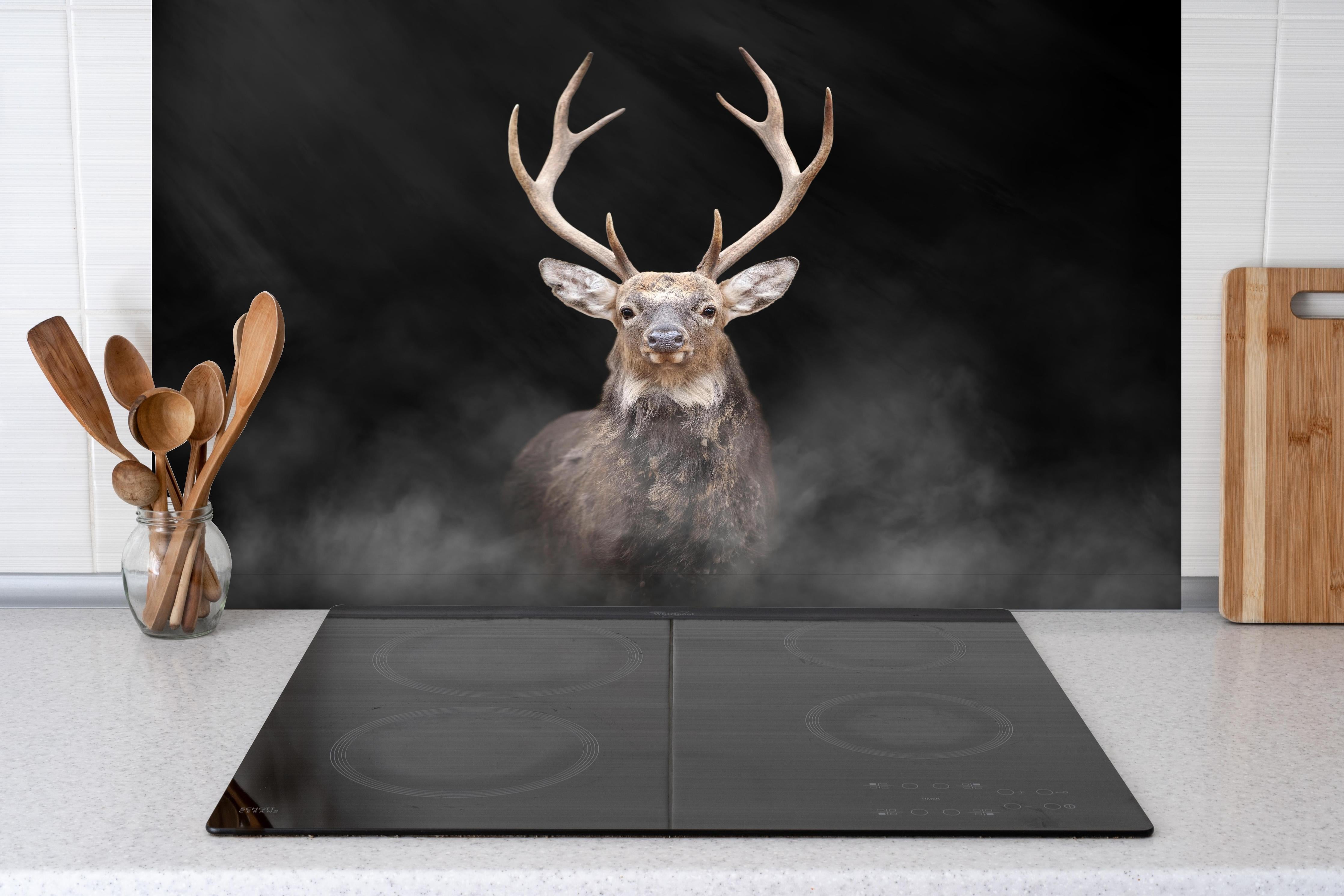 Spritzschutz - Hirsch frontal im Nebel hinter einem Cerankochfeld zwischen Holz-Kochutensilien