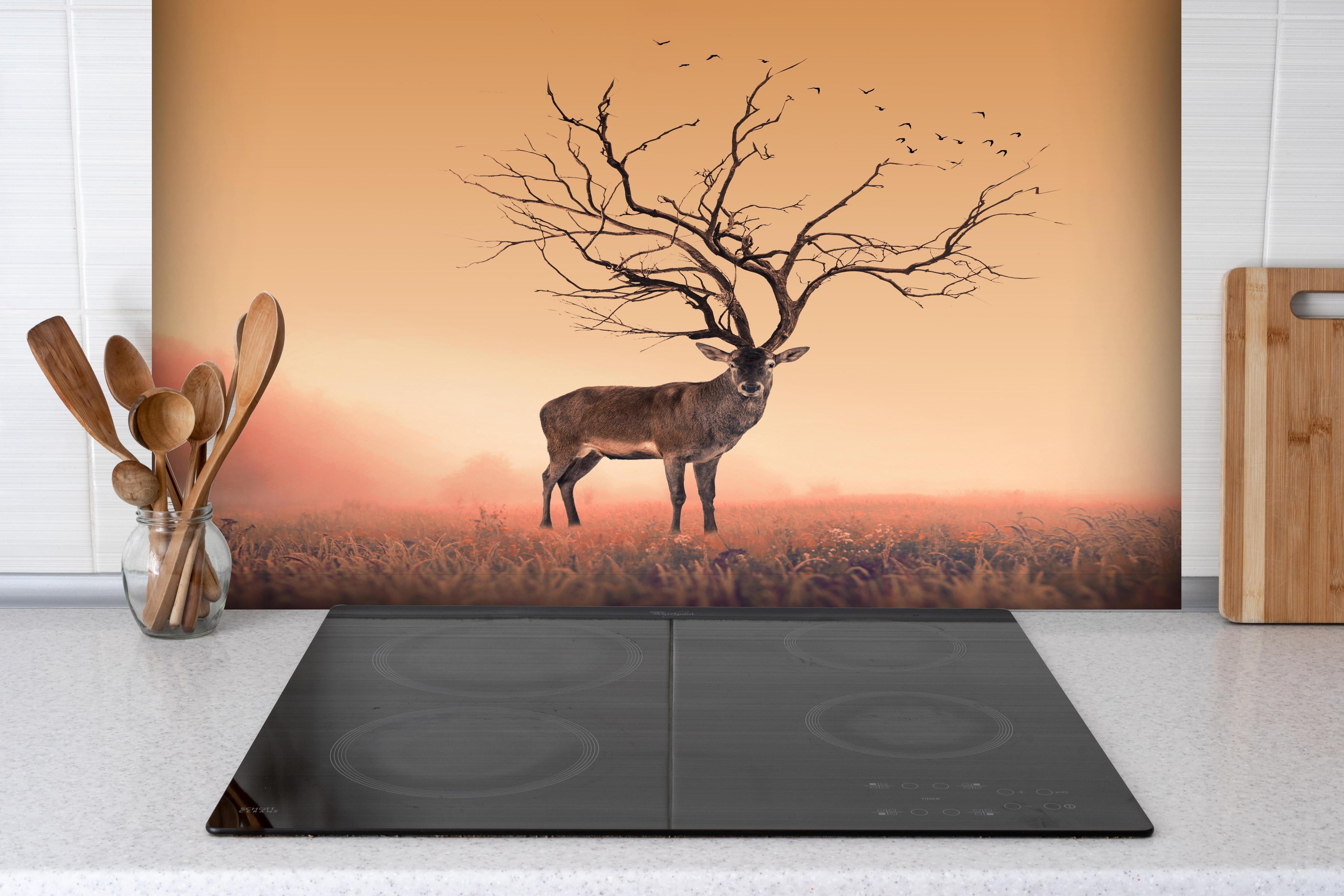 Spritzschutz - Hirsch mit abstraktem Baum-Geweih hinter einem Cerankochfeld zwischen Holz-Kochutensilien