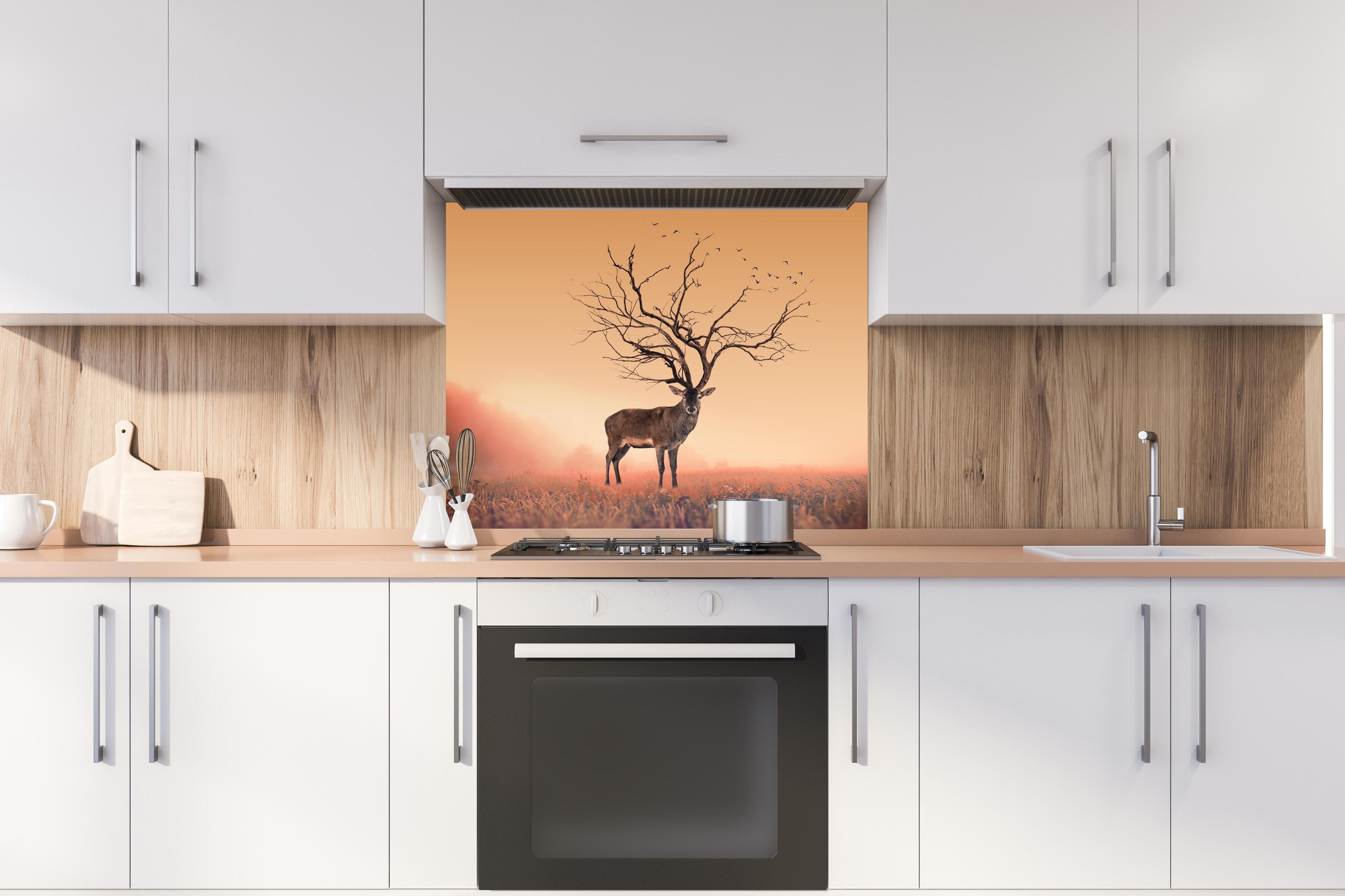 Spritzschutz - Hirsch mit abstraktem Baum-Geweih hinter einem Cerankochfeld zwischen Holz-Kochutensilien