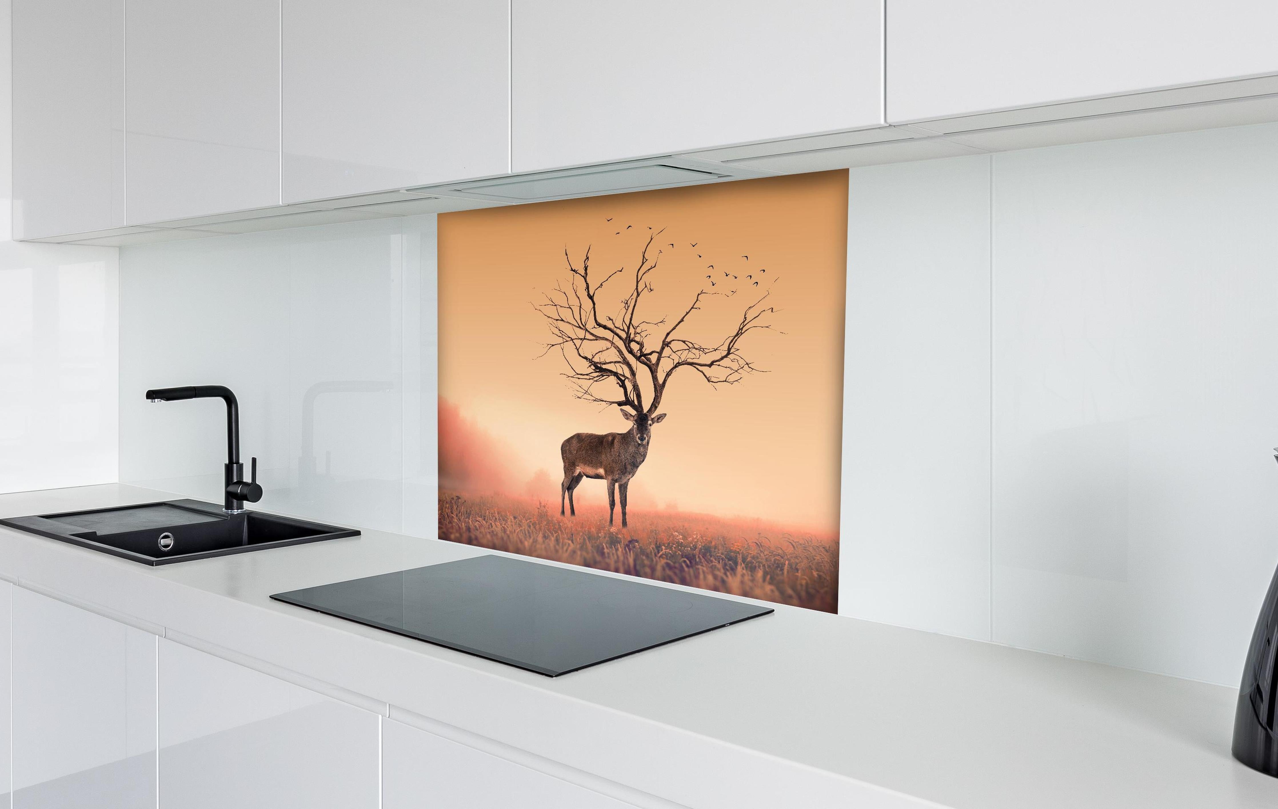 Spritzschutz - Hirsch mit abstraktem Baum-Geweih hinter einem Cerankochfeld zwischen Holz-Kochutensilien
