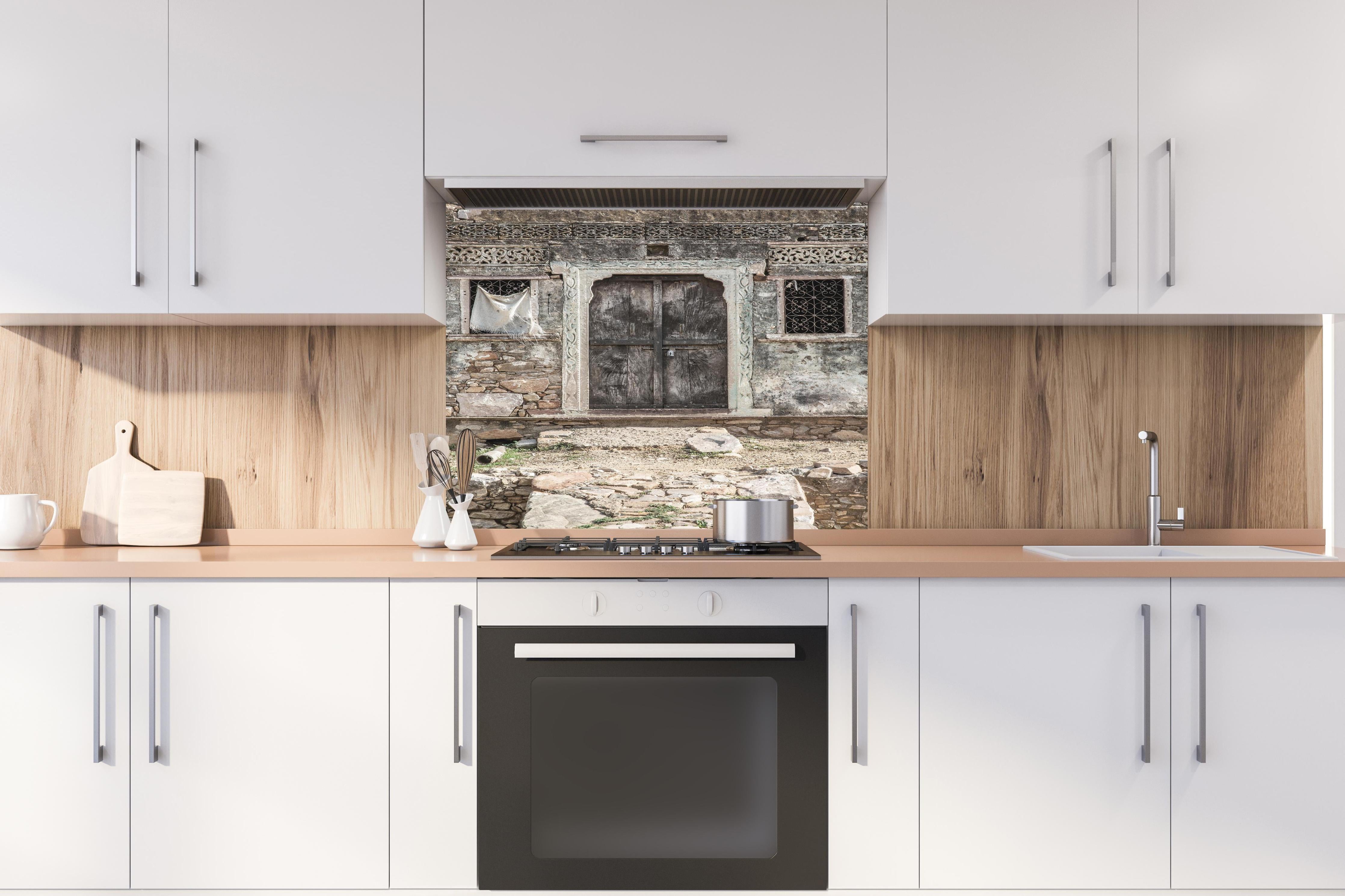 Spritzschutz - Historische Architektur - Eingang hinter einem Cerankochfeld zwischen Holz-Kochutensilien