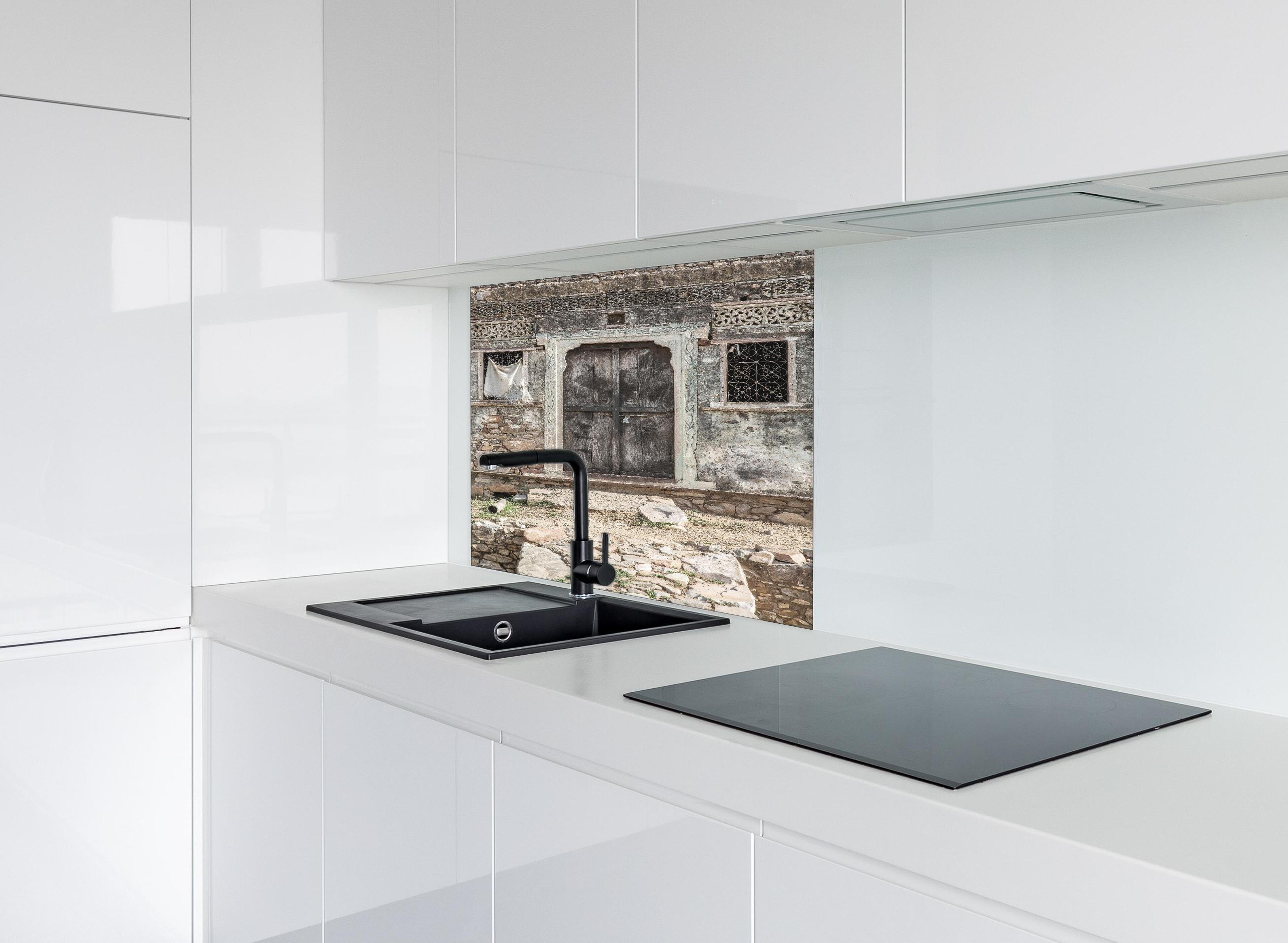 Spritzschutz - Historische Architektur - Eingang hinter einem Cerankochfeld zwischen Holz-Kochutensilien