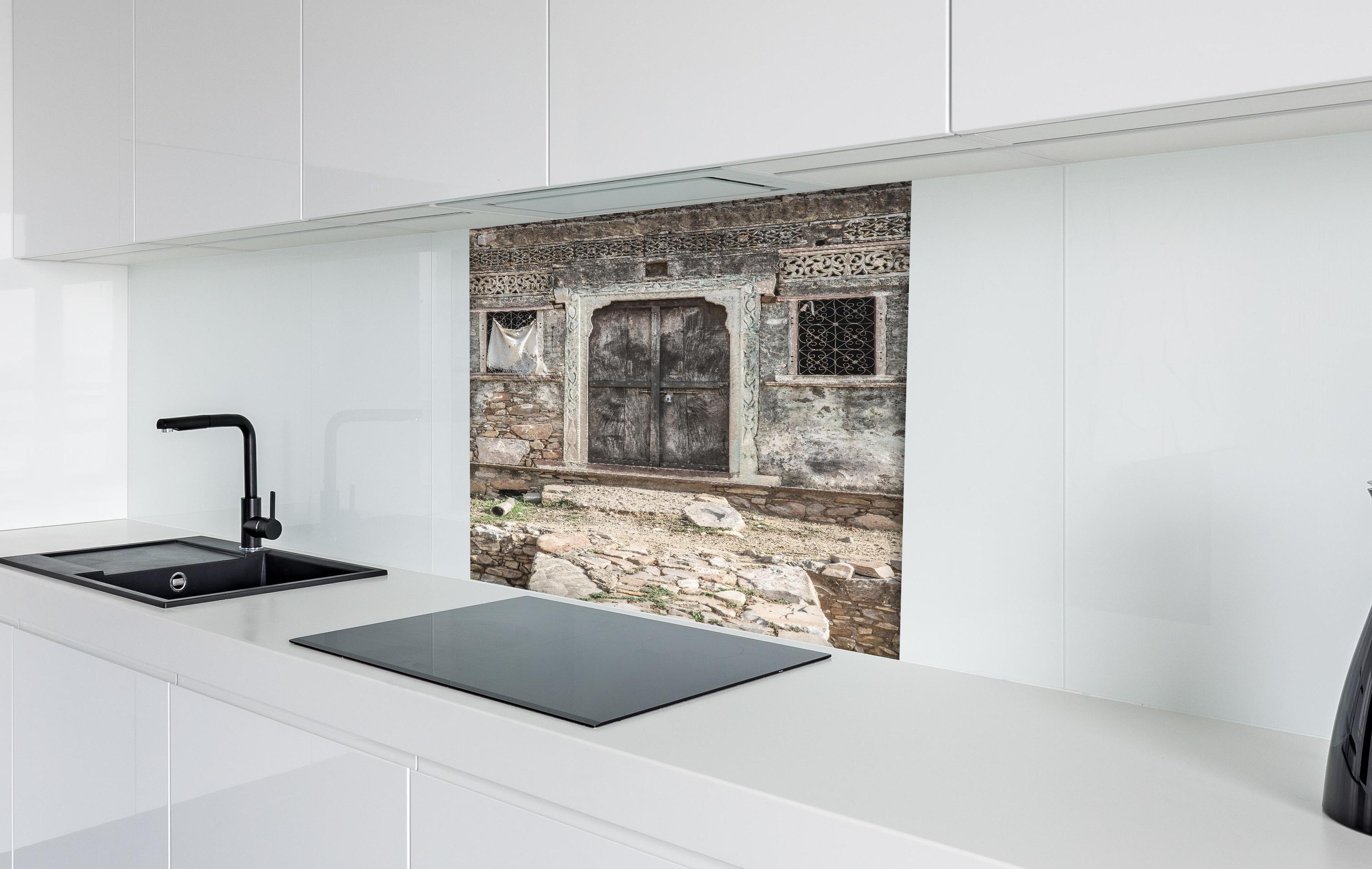 Spritzschutz - Historische Architektur - Eingang hinter einem Cerankochfeld zwischen Holz-Kochutensilien