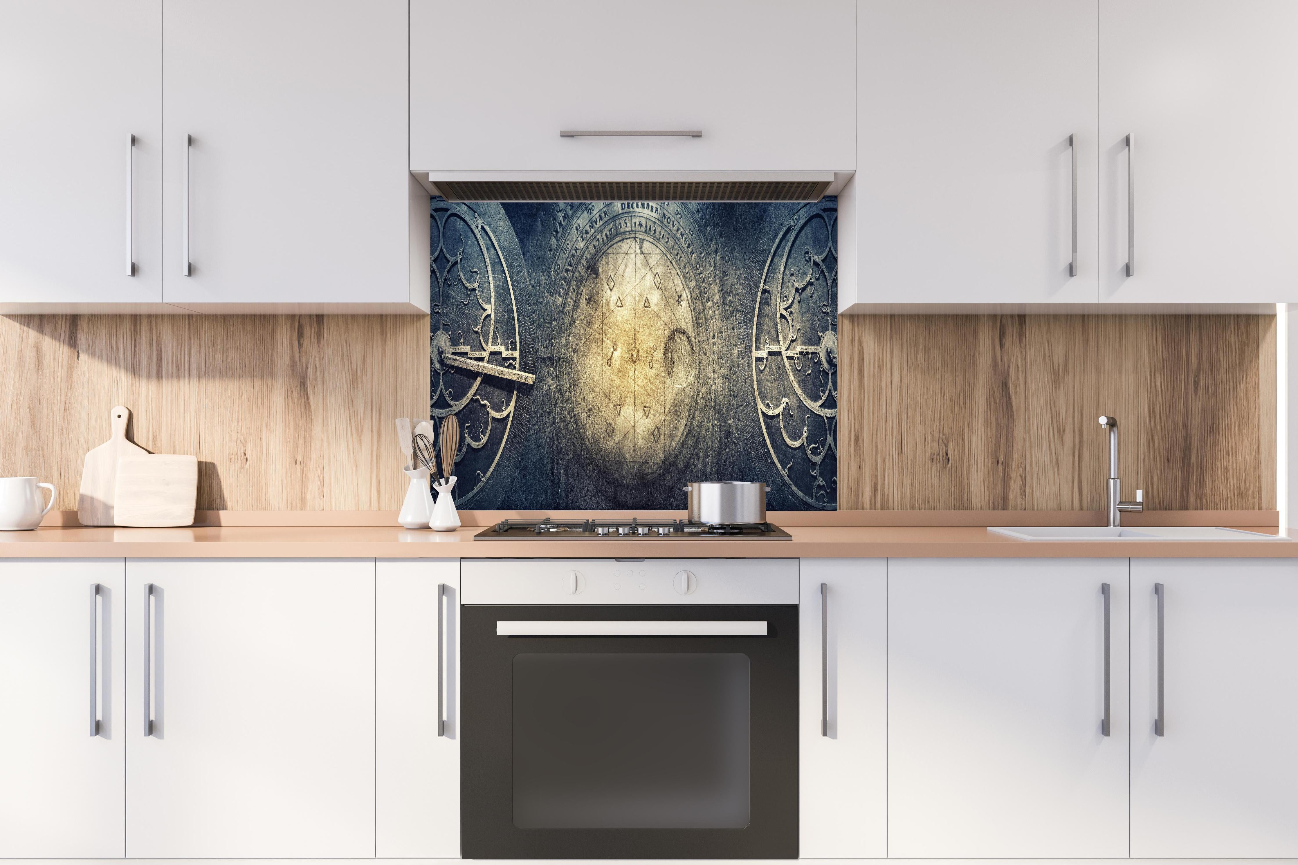 Spritzschutz - Historische Astronomiegeräte auf Vintage-Papier hinter einem Cerankochfeld zwischen Holz-Kochutensilien