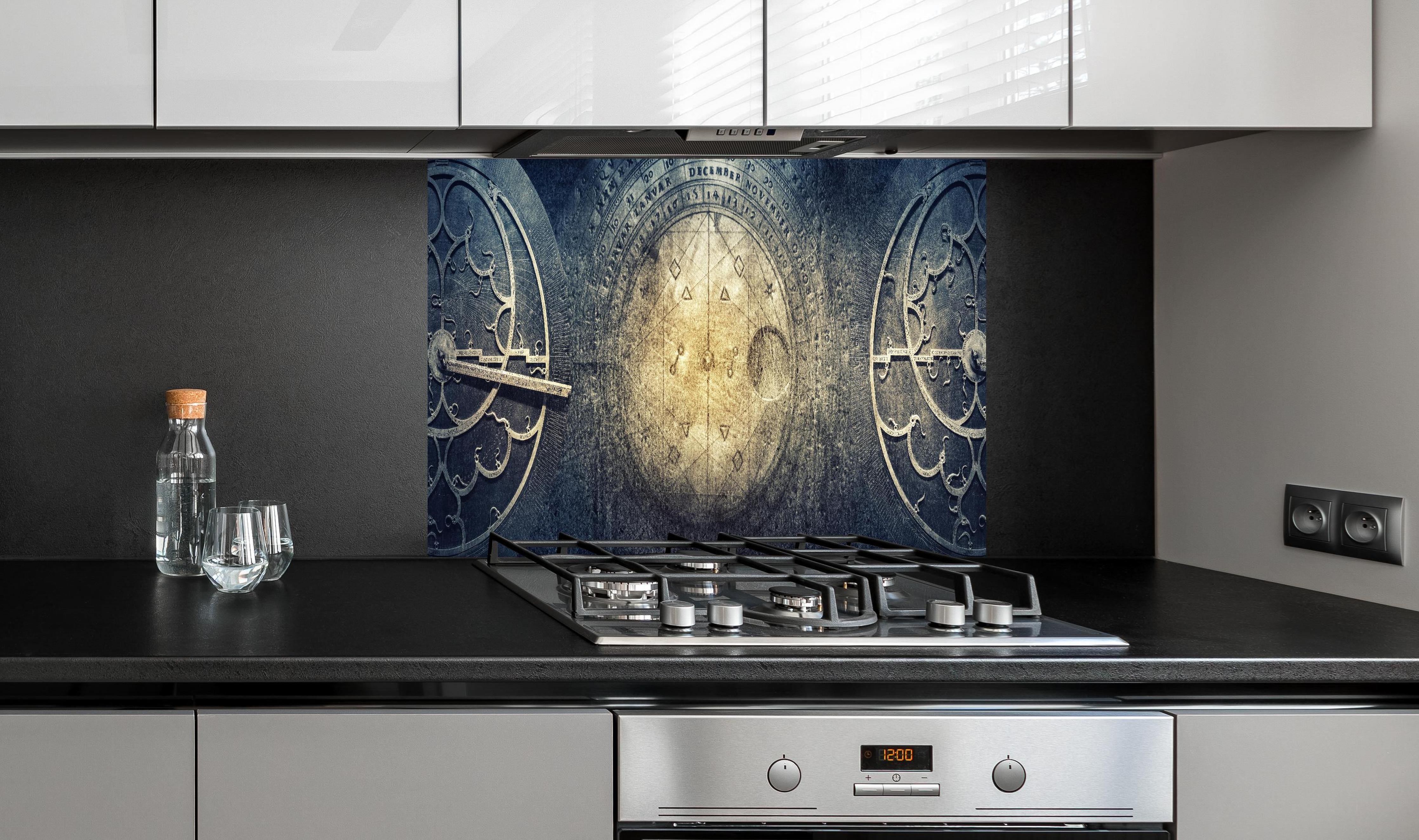 Spritzschutz - Historische Astronomiegeräte auf Vintage-Papier hinter einem Cerankochfeld zwischen Holz-Kochutensilien