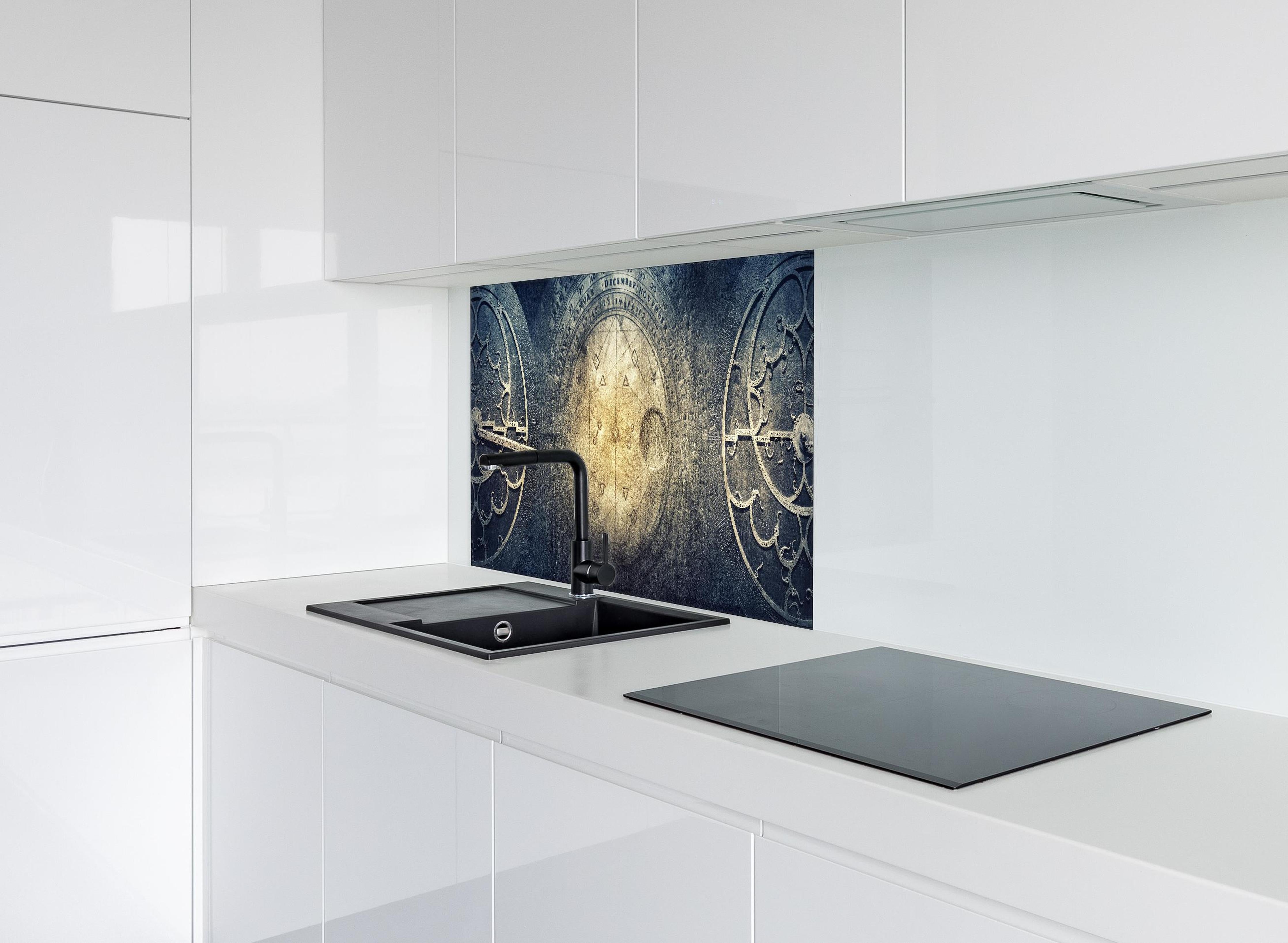 Spritzschutz - Historische Astronomiegeräte auf Vintage-Papier hinter einem Cerankochfeld zwischen Holz-Kochutensilien