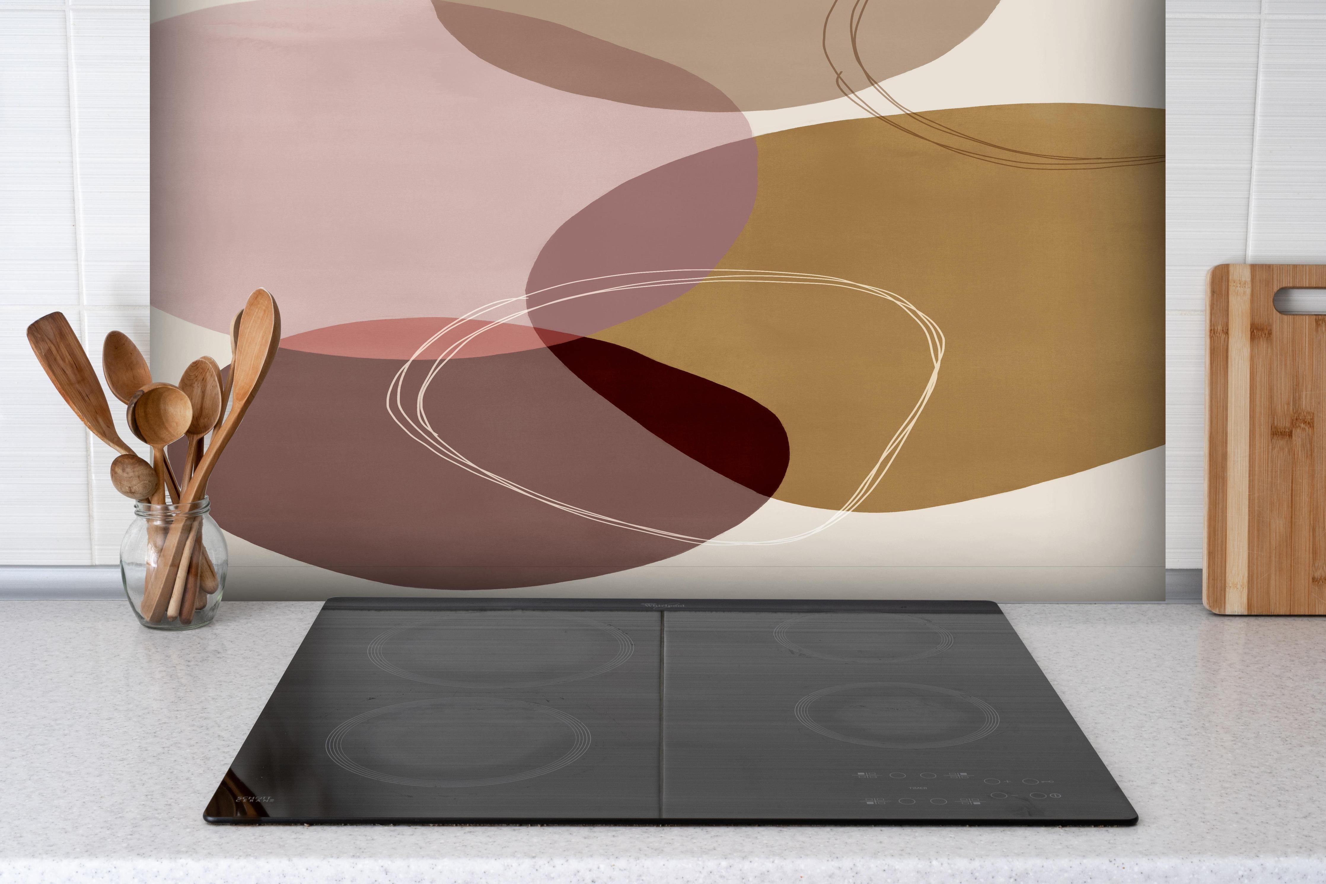 Spritzschutz - Historische Gebäudefassade unter Wolkenhimmel hinter einem Cerankochfeld zwischen Holz-Kochutensilien