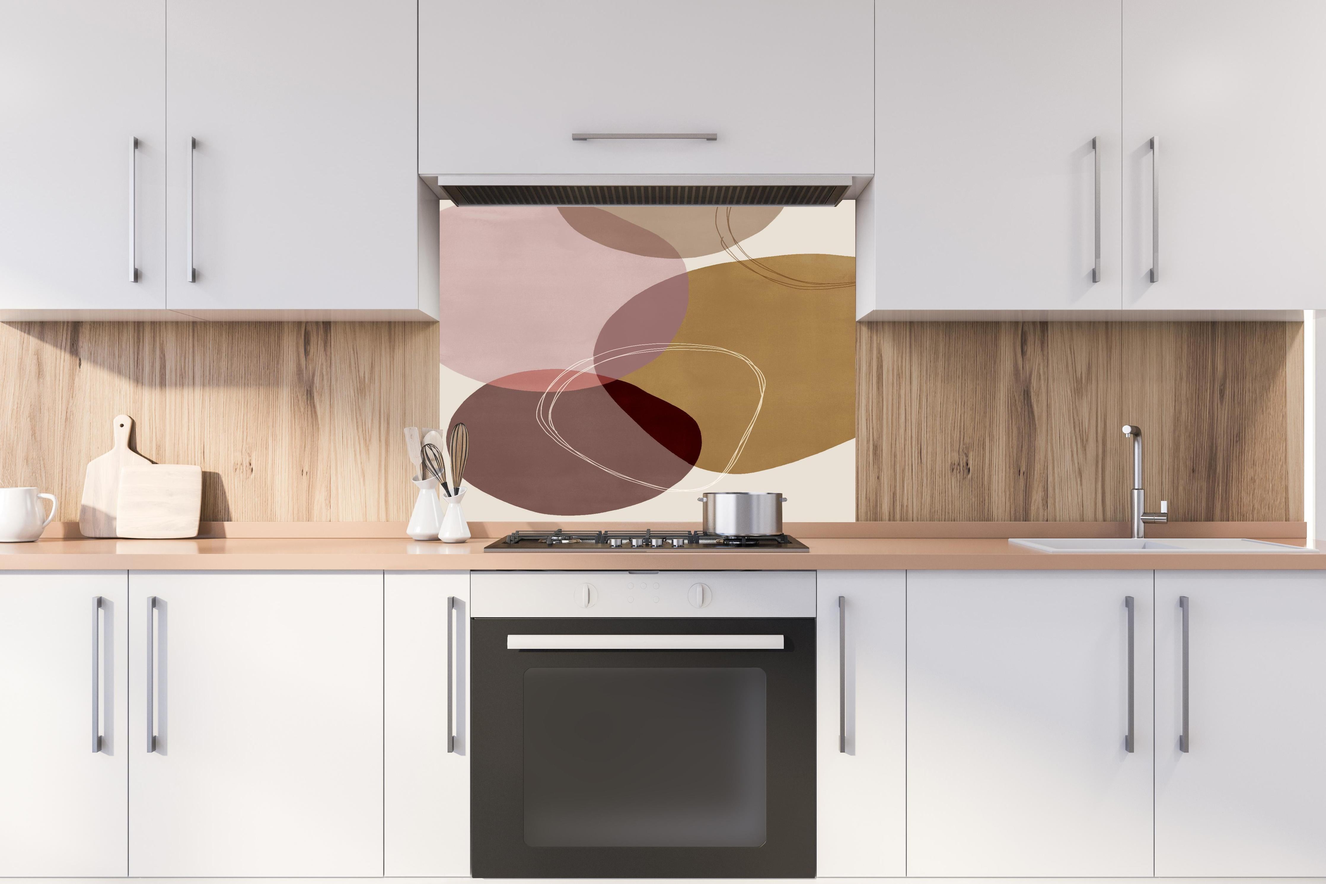 Spritzschutz - Historische Gebäudefassade unter Wolkenhimmel hinter einem Cerankochfeld zwischen Holz-Kochutensilien