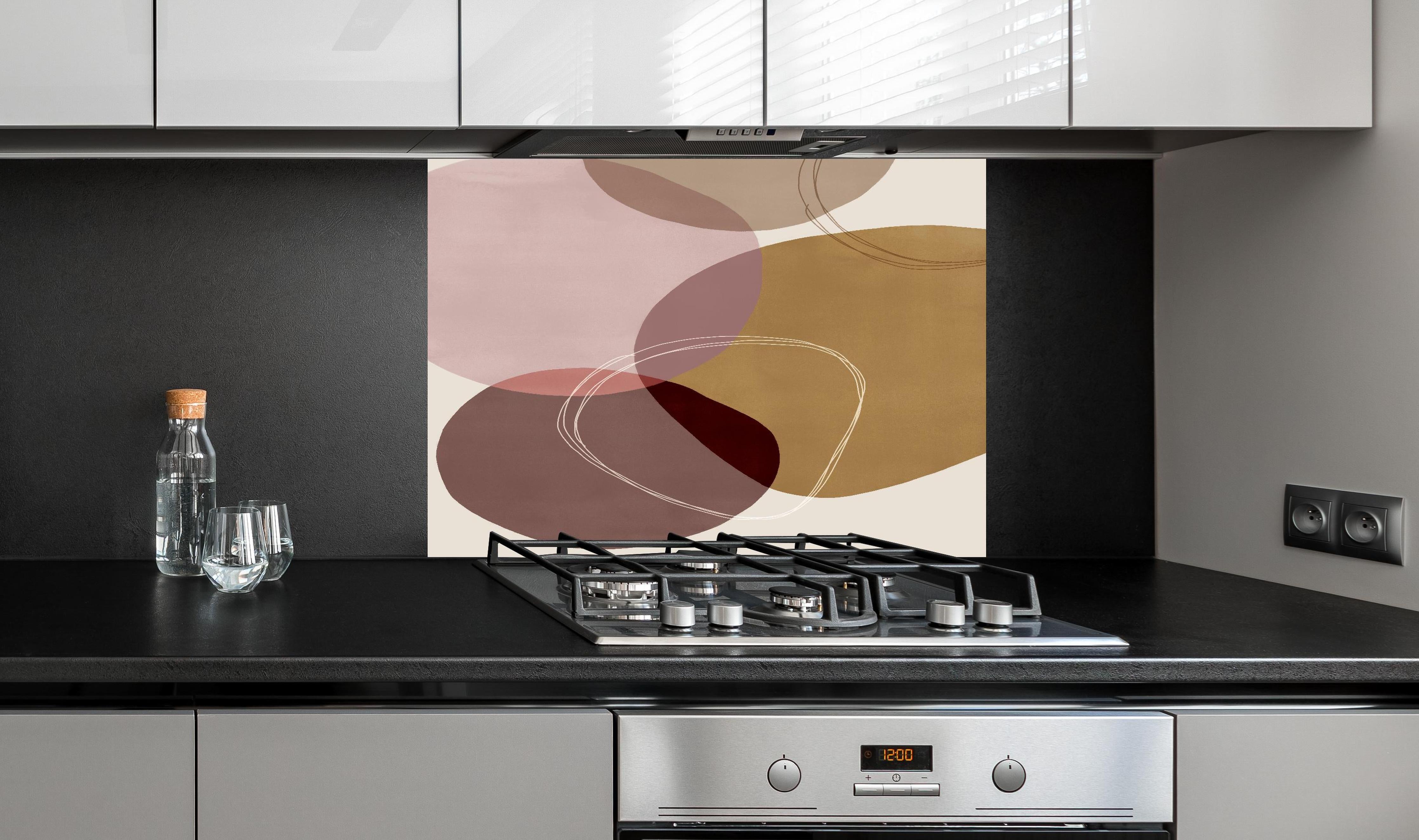 Spritzschutz - Historische Gebäudefassade unter Wolkenhimmel hinter einem Cerankochfeld zwischen Holz-Kochutensilien