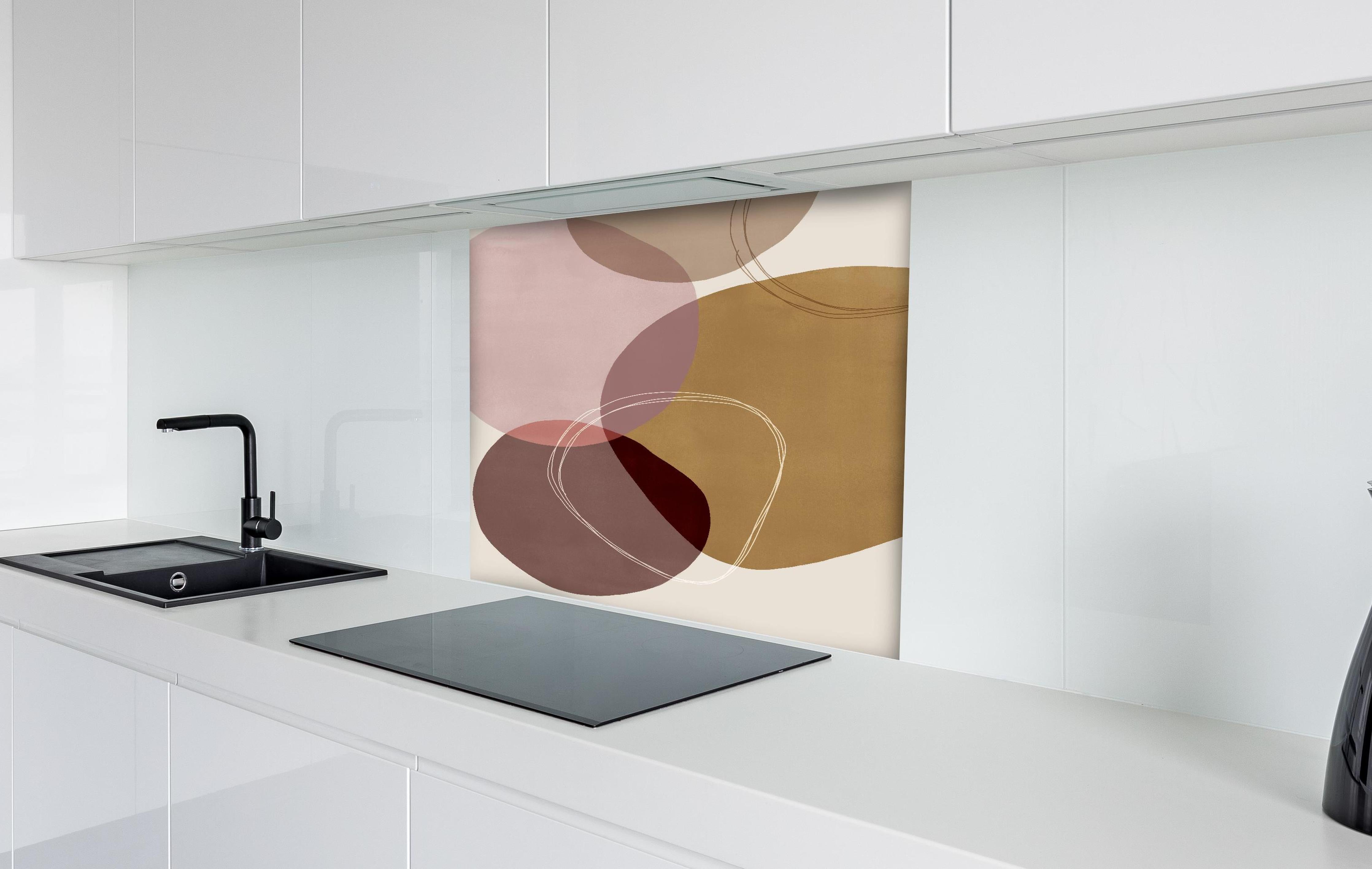 Spritzschutz - Historische Gebäudefassade unter Wolkenhimmel hinter einem Cerankochfeld zwischen Holz-Kochutensilien