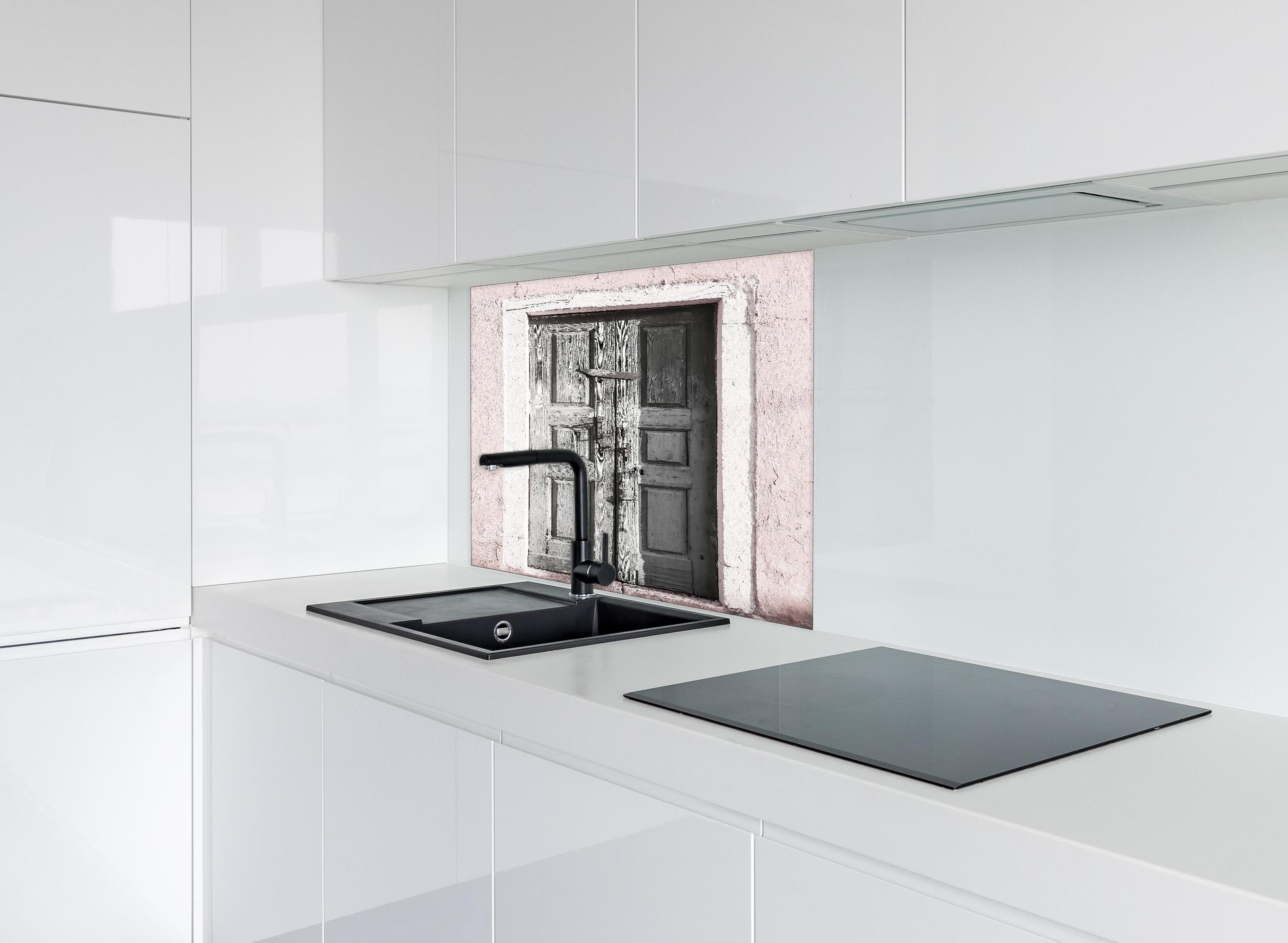 Spritzschutz - Historische Tür hinter einem Cerankochfeld zwischen Holz-Kochutensilien