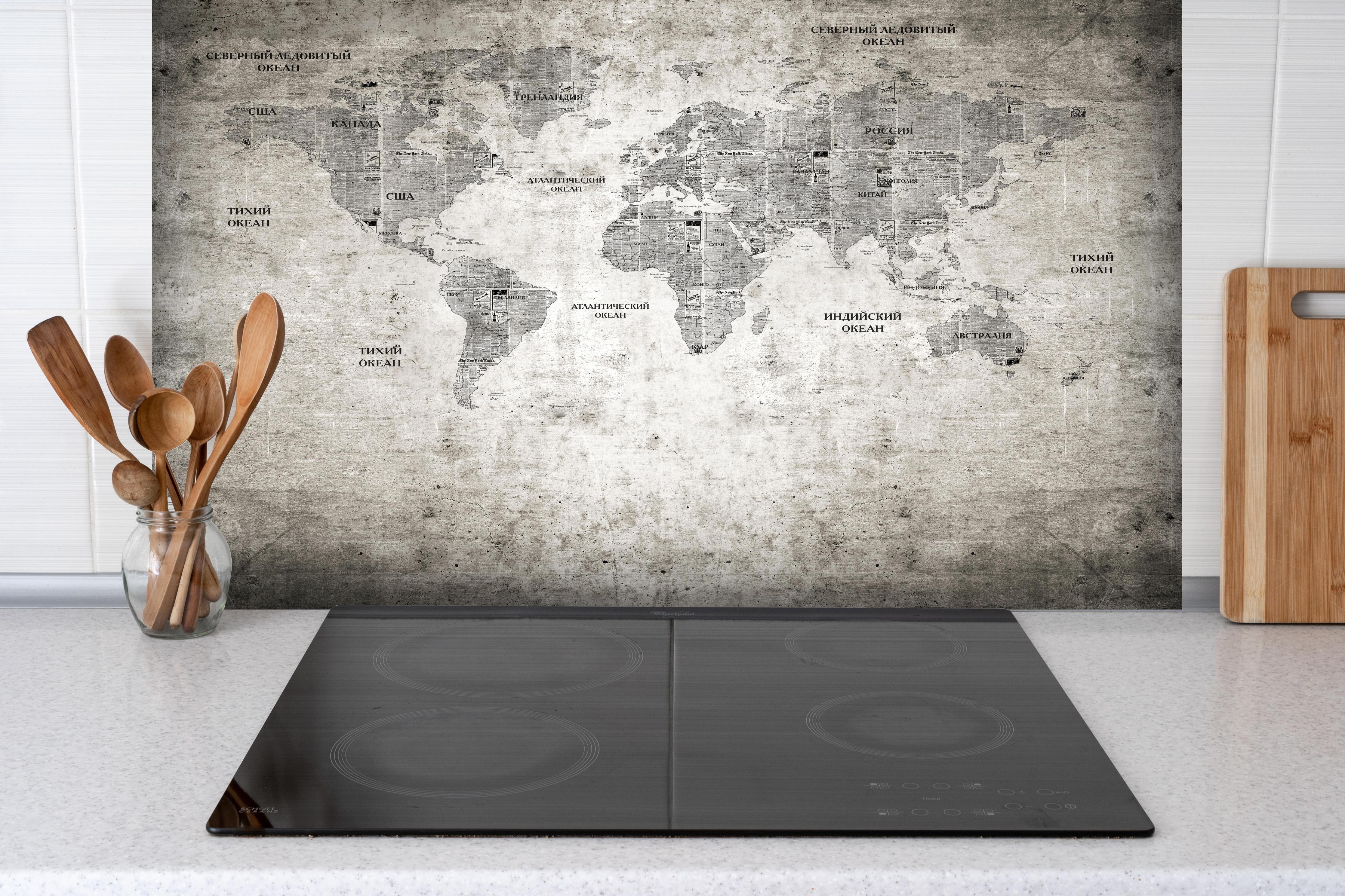 Spritzschutz - Historische Weltkarte - Grunge hinter einem Cerankochfeld zwischen Holz-Kochutensilien