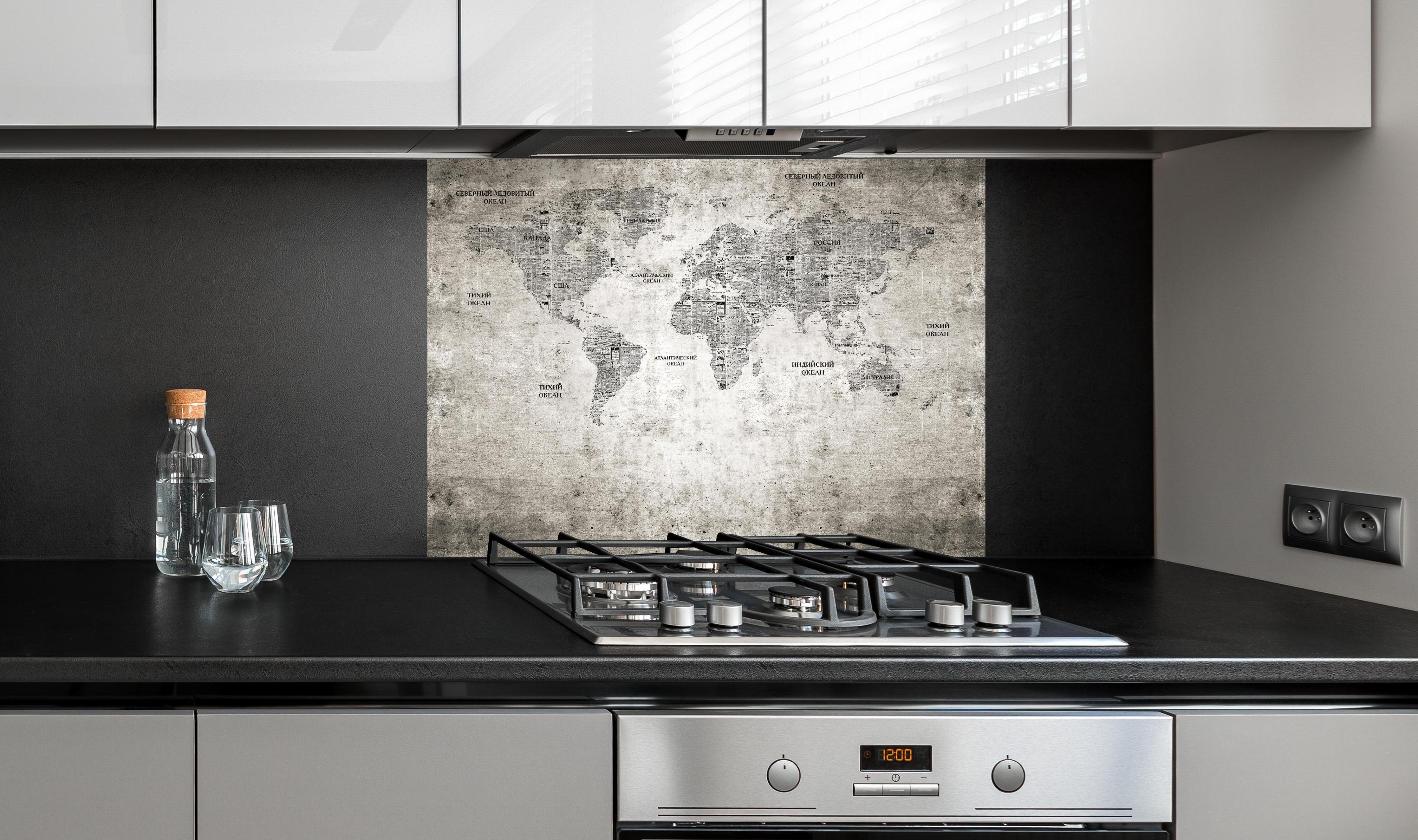 Spritzschutz - Historische Weltkarte - Grunge hinter einem Cerankochfeld zwischen Holz-Kochutensilien