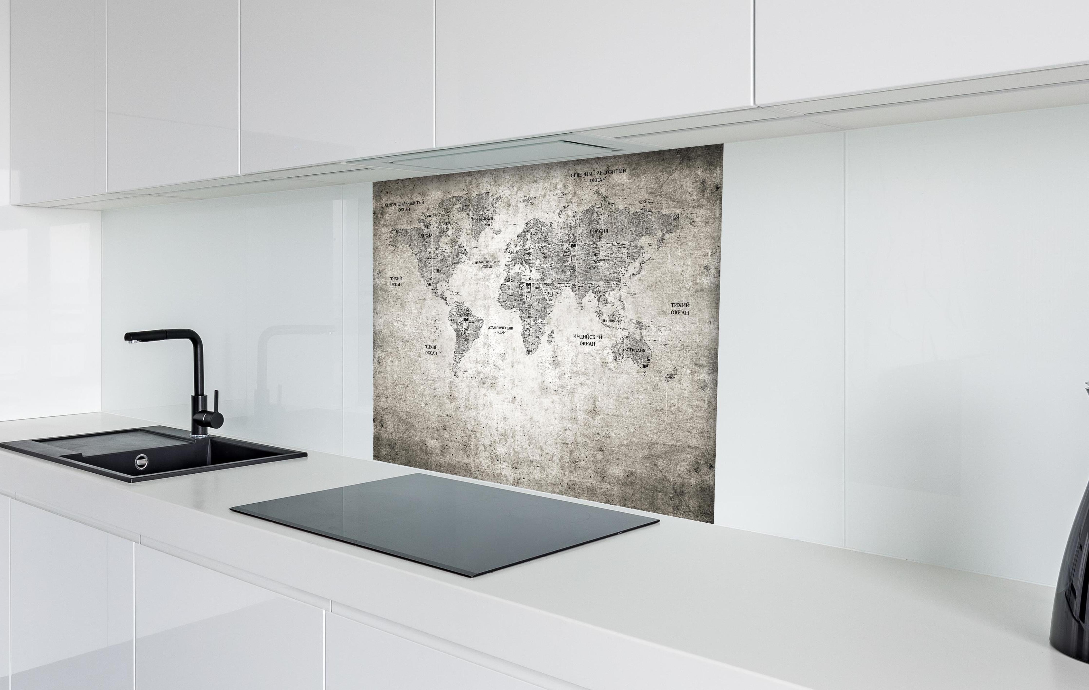 Spritzschutz - Historische Weltkarte - Grunge hinter einem Cerankochfeld zwischen Holz-Kochutensilien