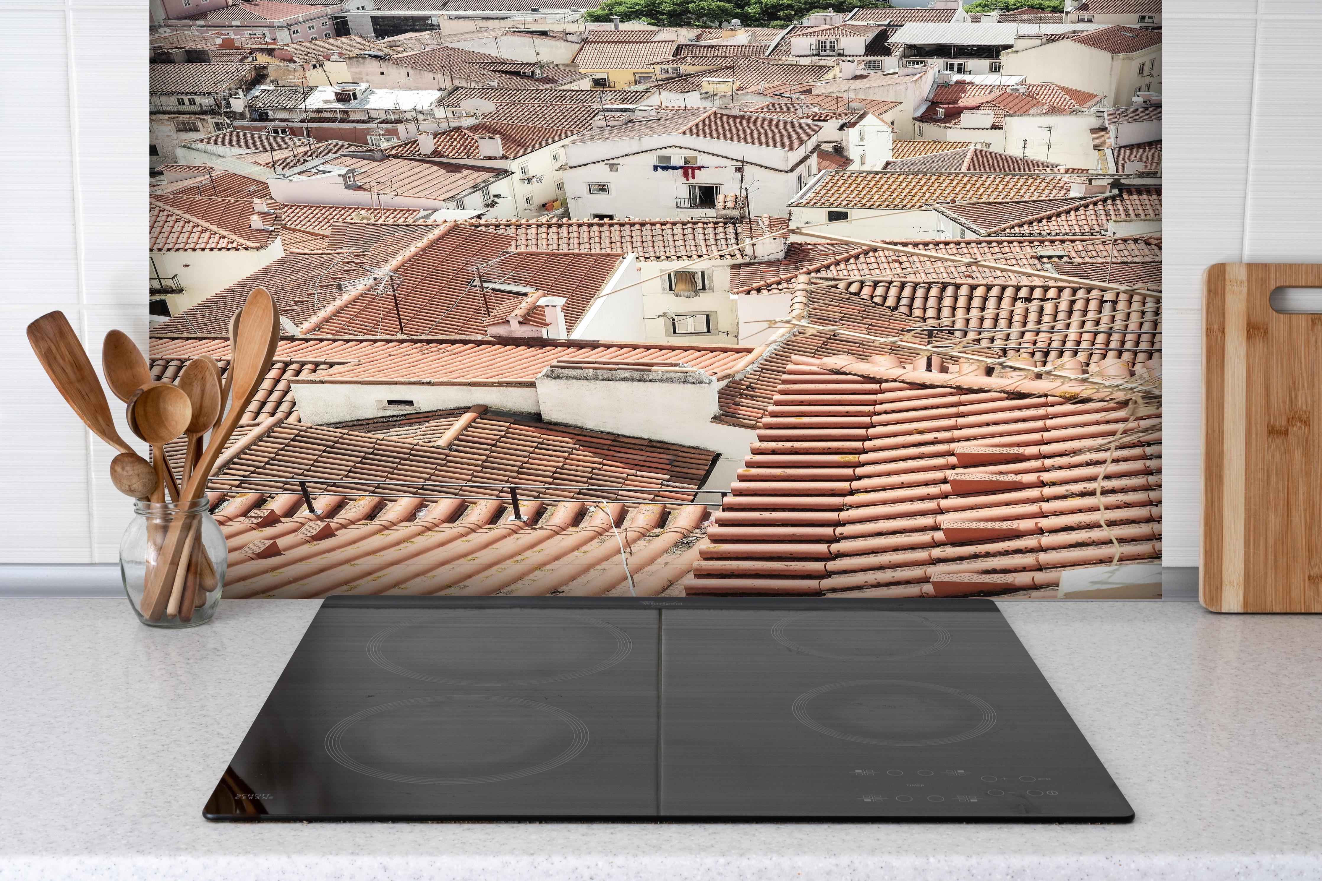 Spritzschutz - Historische rot-braune Dachlandschaft hinter einem Cerankochfeld zwischen Holz-Kochutensilien