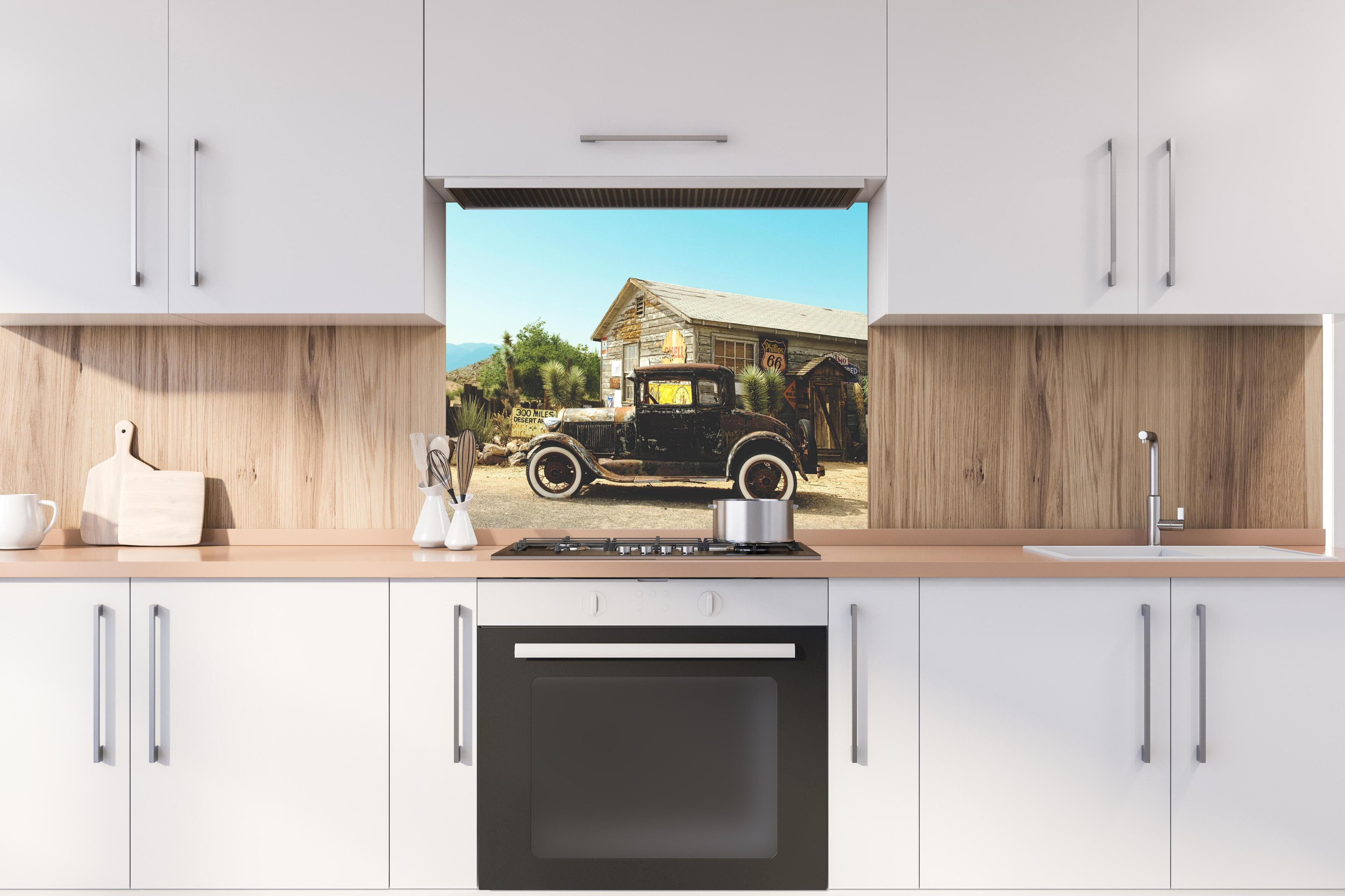 Spritzschutz - Historischer Oldtimer vor Arizona-Gebäude hinter einem Cerankochfeld zwischen Holz-Kochutensilien