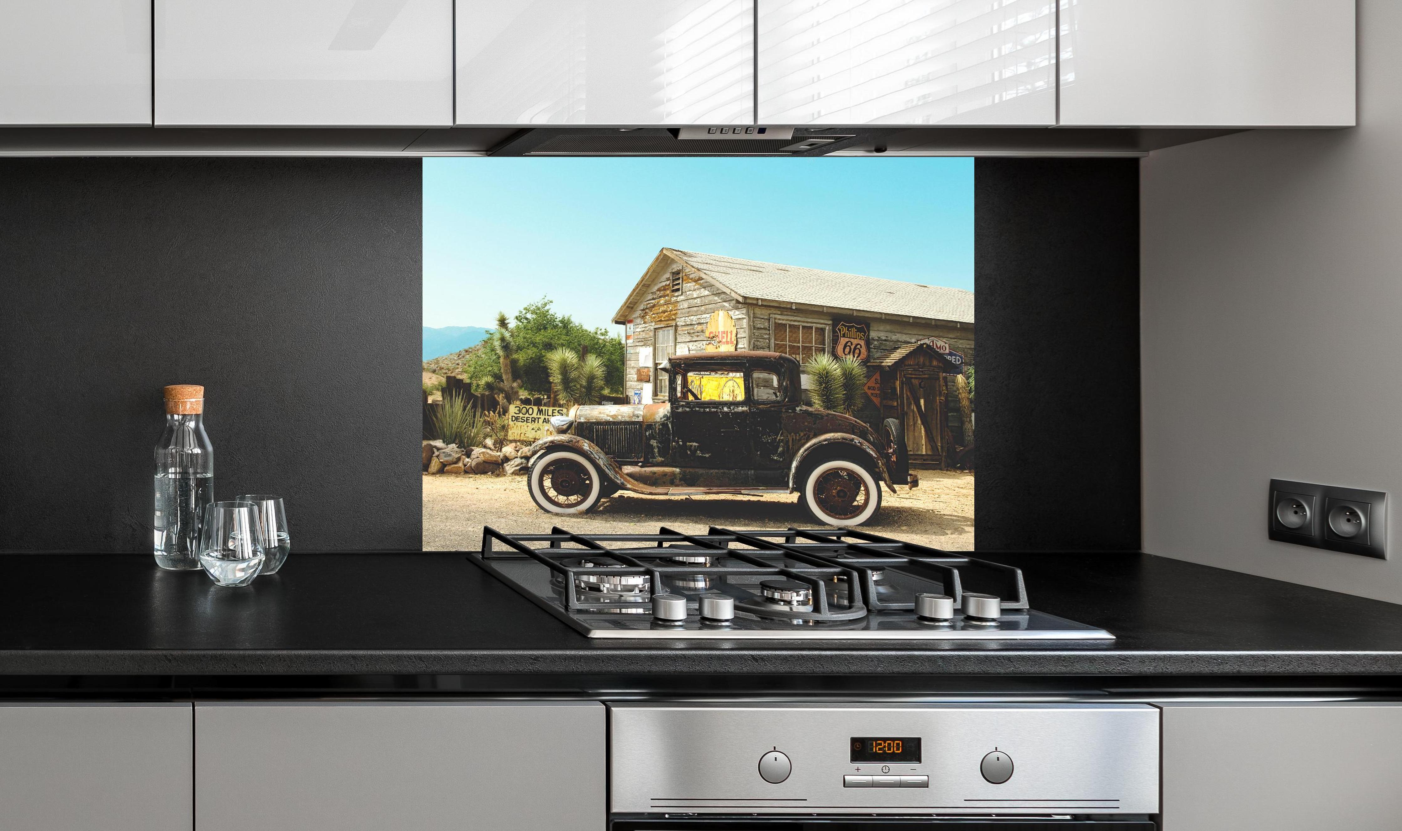 Spritzschutz - Historischer Oldtimer vor Arizona-Gebäude hinter einem Cerankochfeld zwischen Holz-Kochutensilien