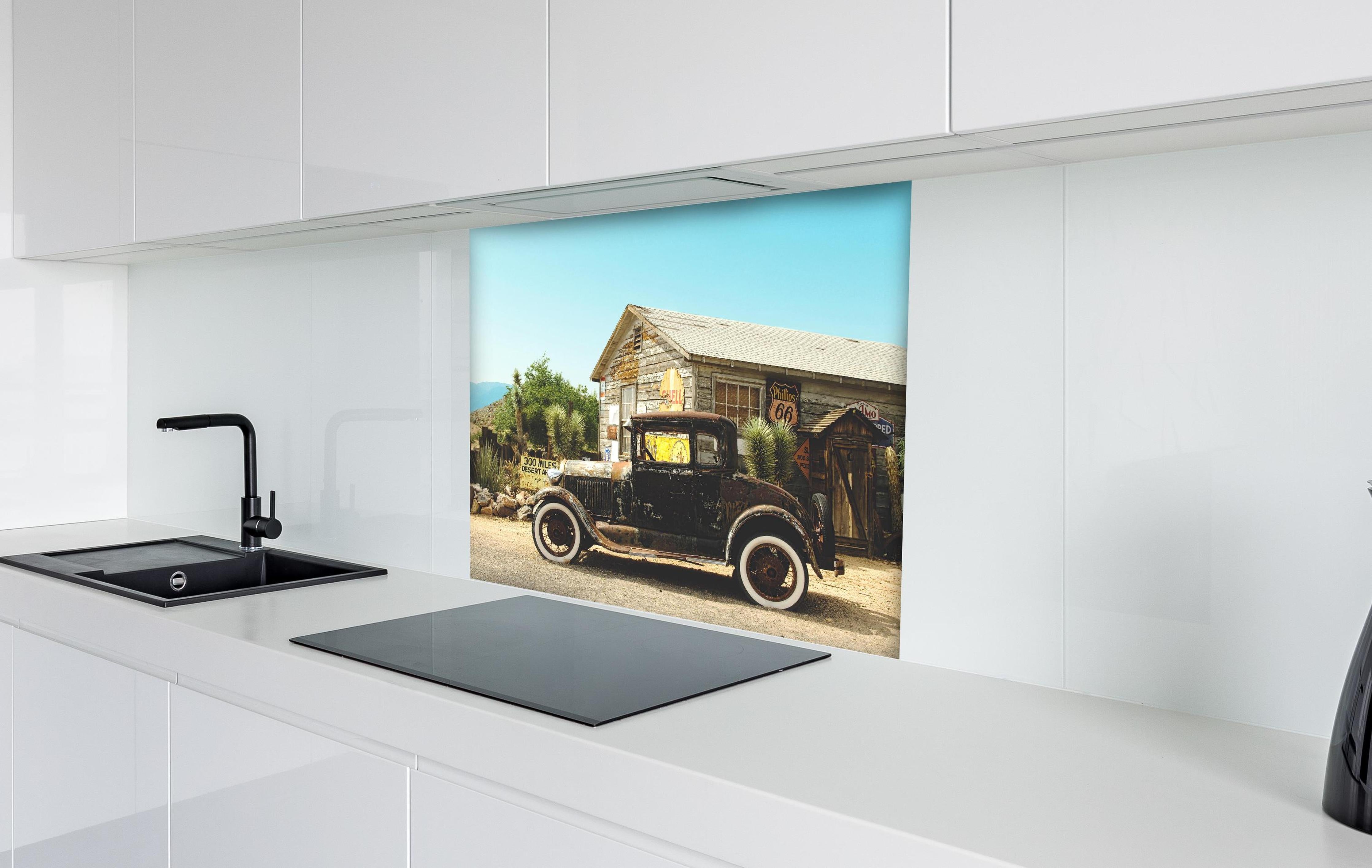 Spritzschutz - Historischer Oldtimer vor Arizona-Gebäude hinter einem Cerankochfeld zwischen Holz-Kochutensilien