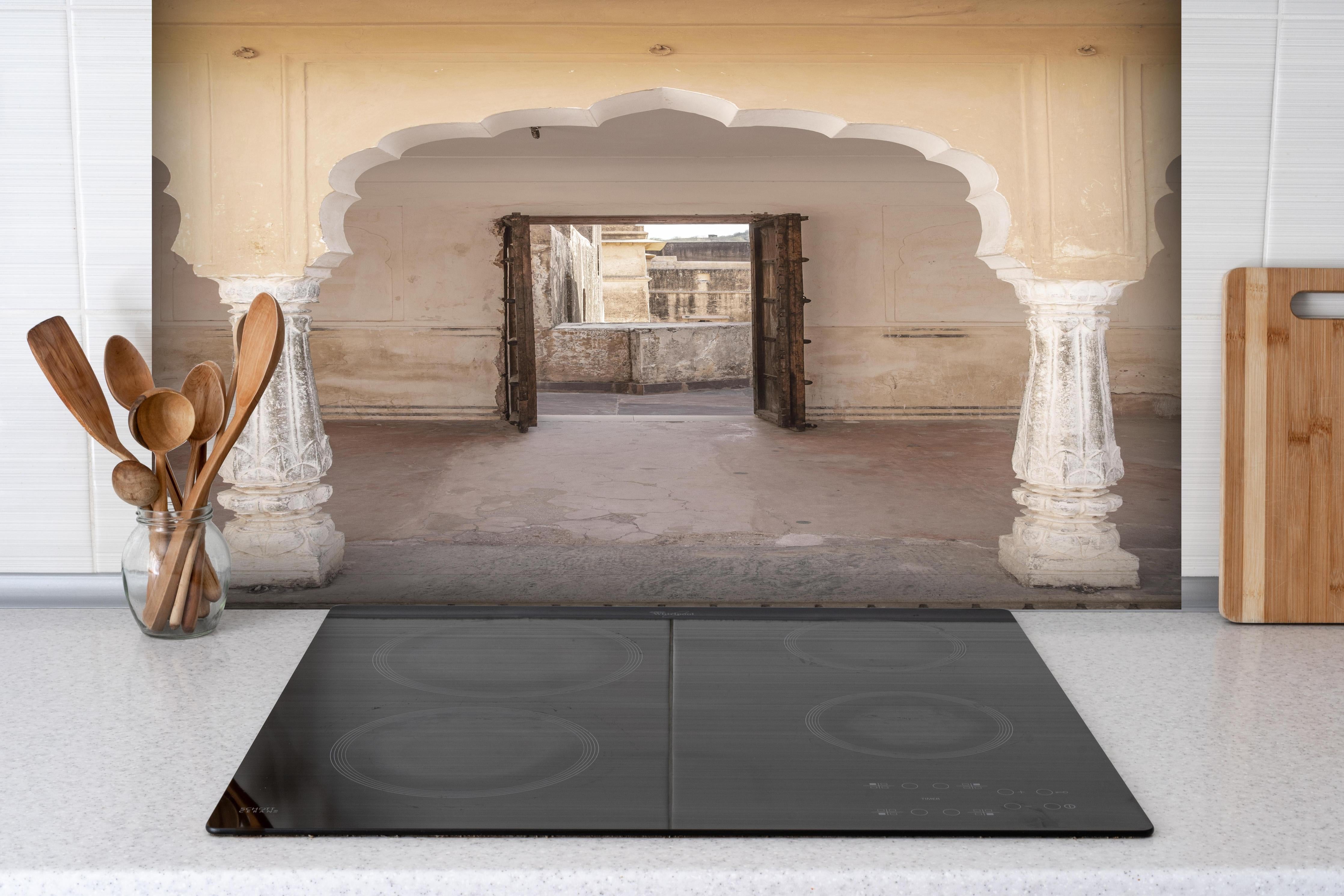 Spritzschutz - Historisches Weiß-Graues Tor Design hinter einem Cerankochfeld zwischen Holz-Kochutensilien