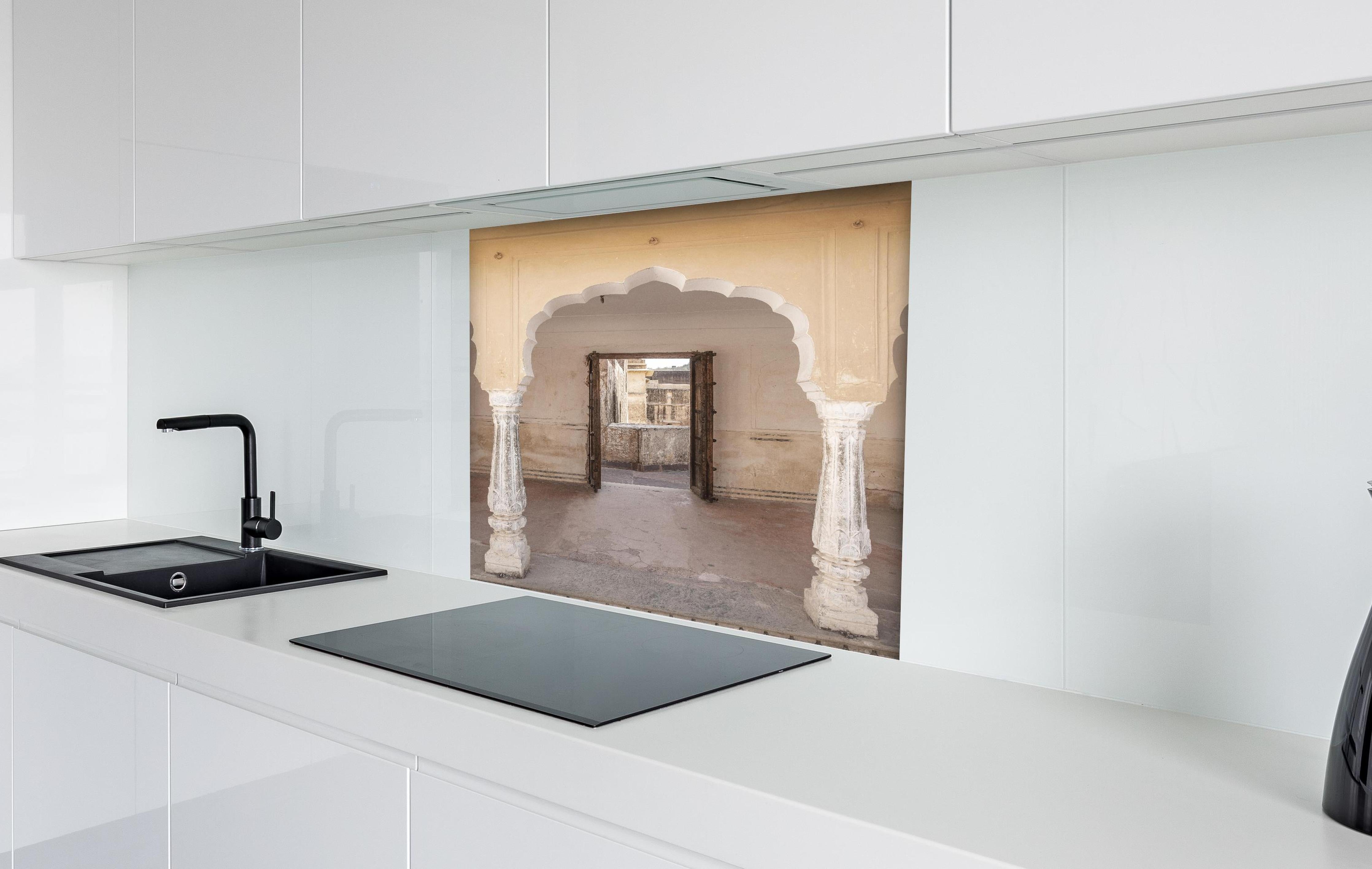 Spritzschutz - Historisches Weiß-Graues Tor Design hinter einem Cerankochfeld zwischen Holz-Kochutensilien