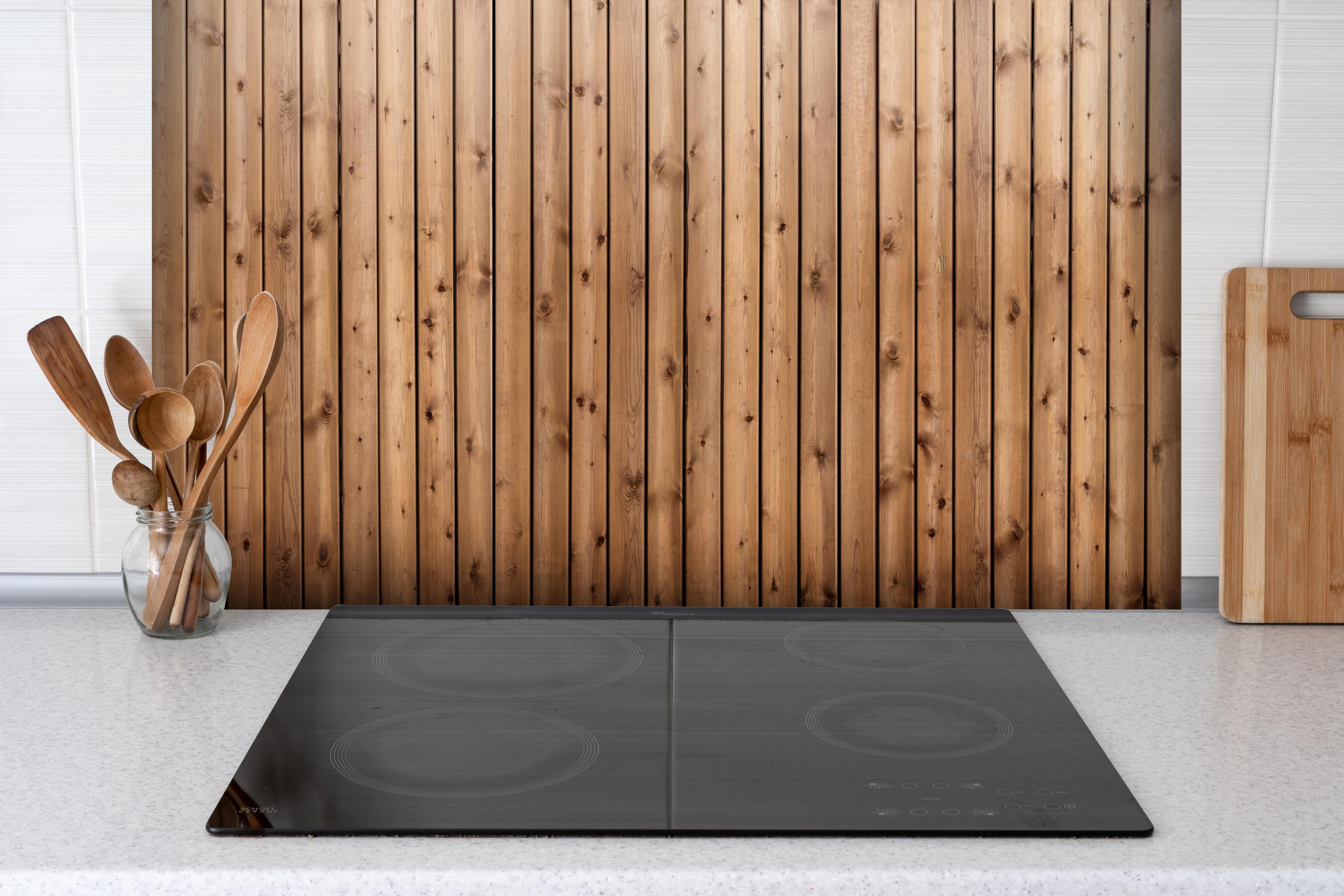 Spritzschutz - Hochauflösende Holzbrett-Struktur hinter einem Cerankochfeld zwischen Holz-Kochutensilien
